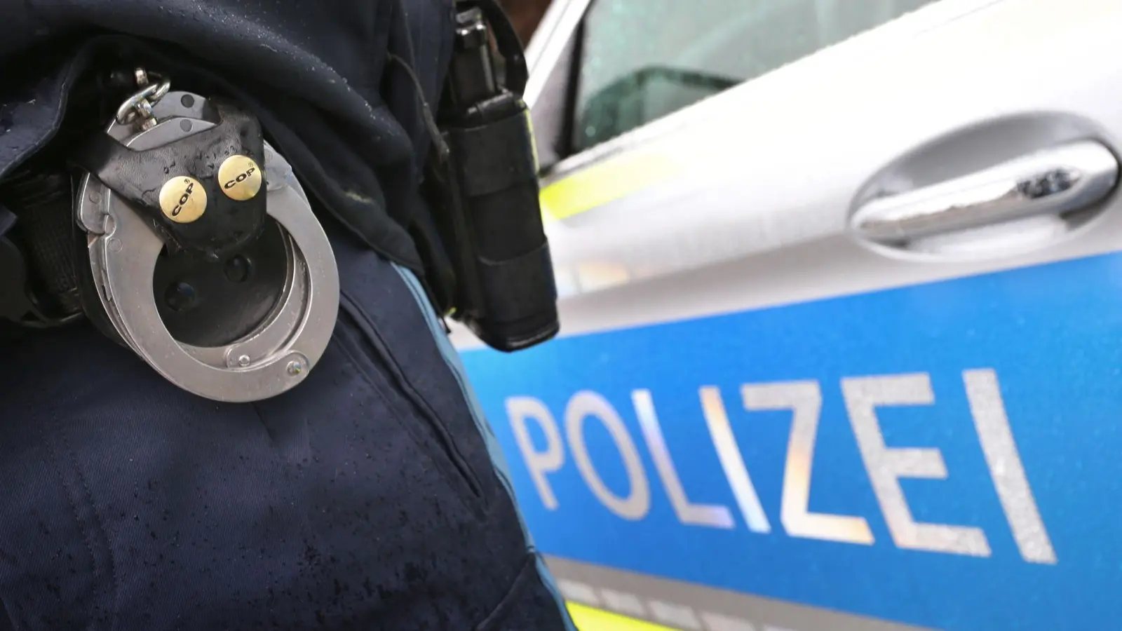 Aus einer Handtasche wurde Bargeld gestohlen. Die Amberger Polizei ermittelt.  (Symbolbild: Silas Stein/dpa)