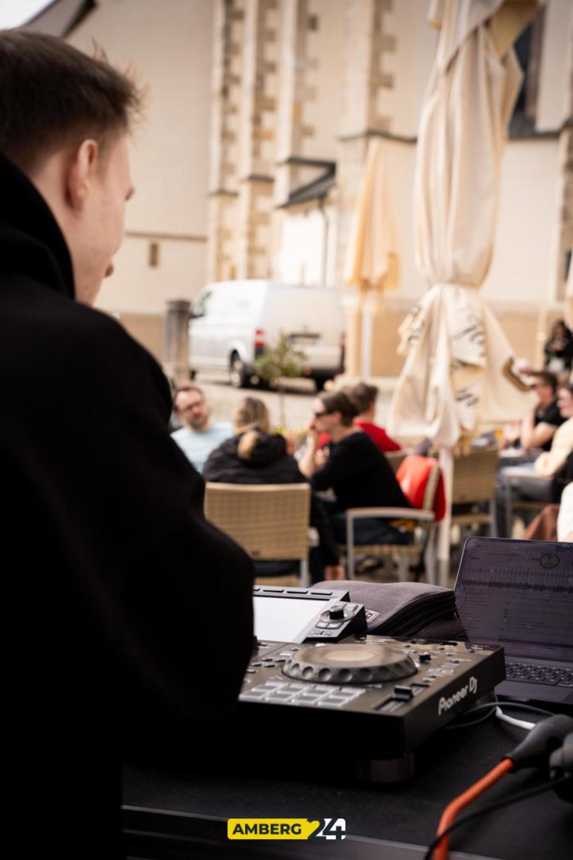 Daydrinking am Ostersonntag im Herzog. (Bild: Julia Bär)