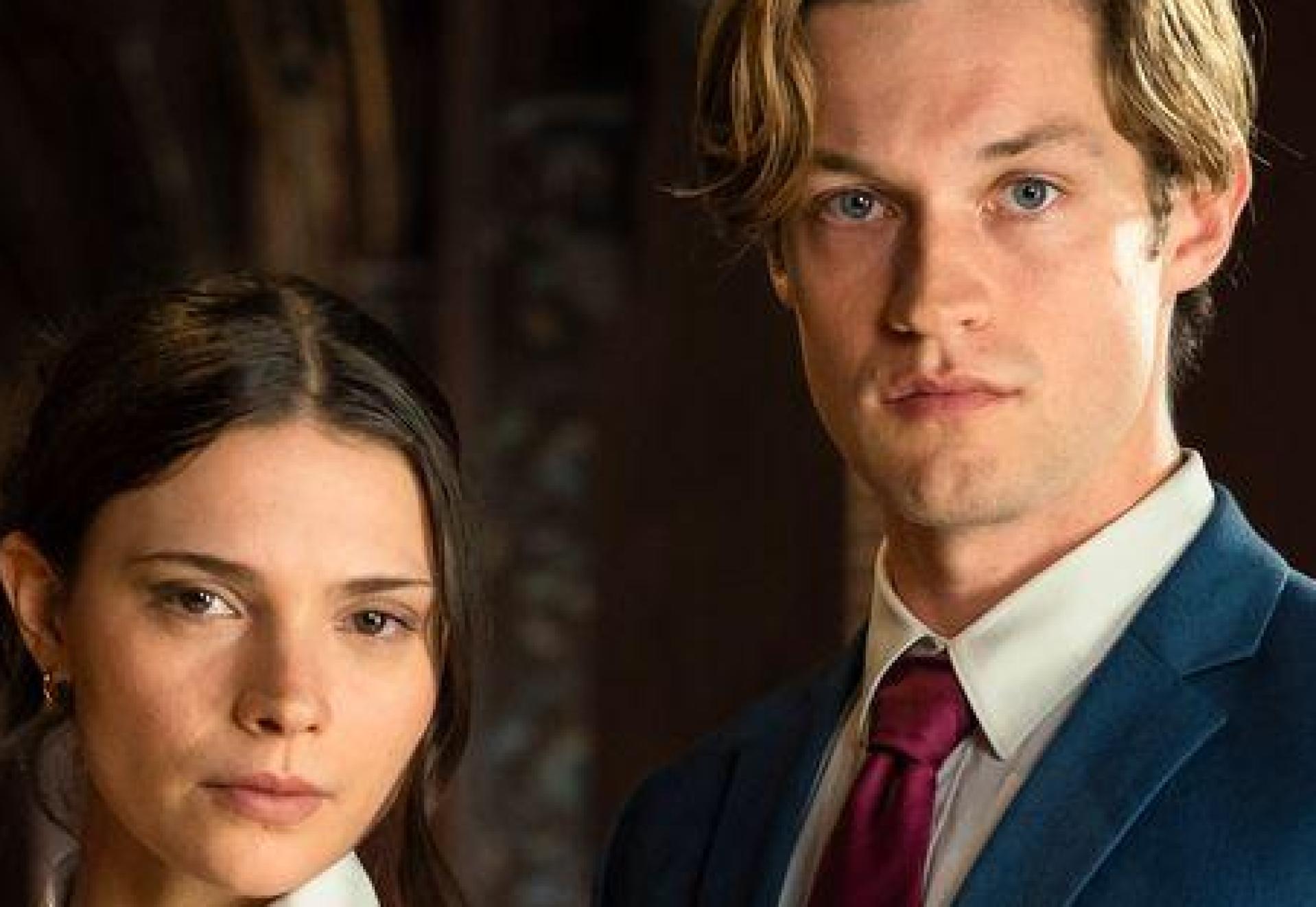 Ruby und James tragen die Serie „Maxton Hall“. (Bild: Stephan Rabold/Agentur filmcontact/dpa)