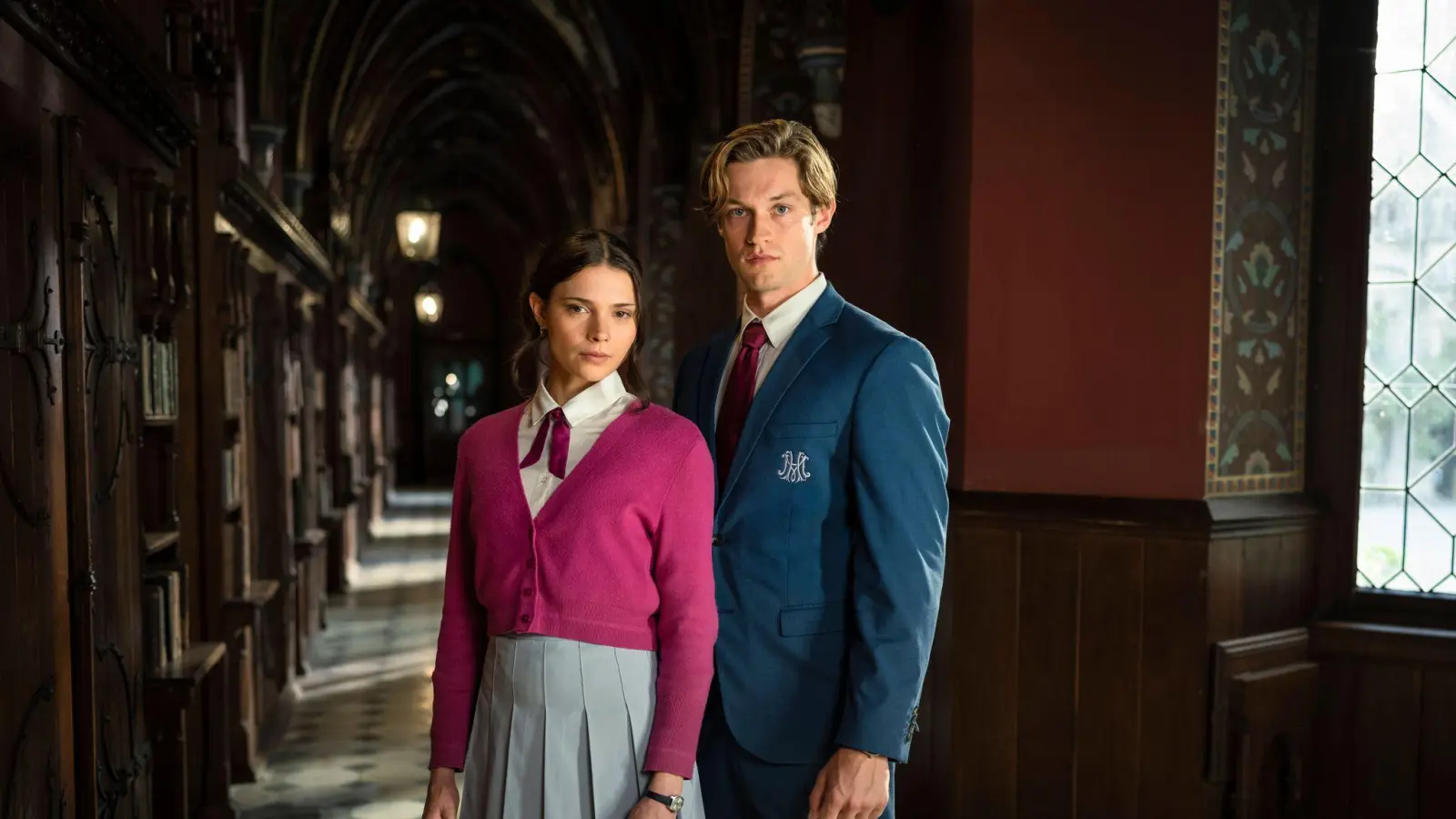 Ruby und James tragen die Serie „Maxton Hall“. (Bild: Stephan Rabold/Agentur filmcontact/dpa)