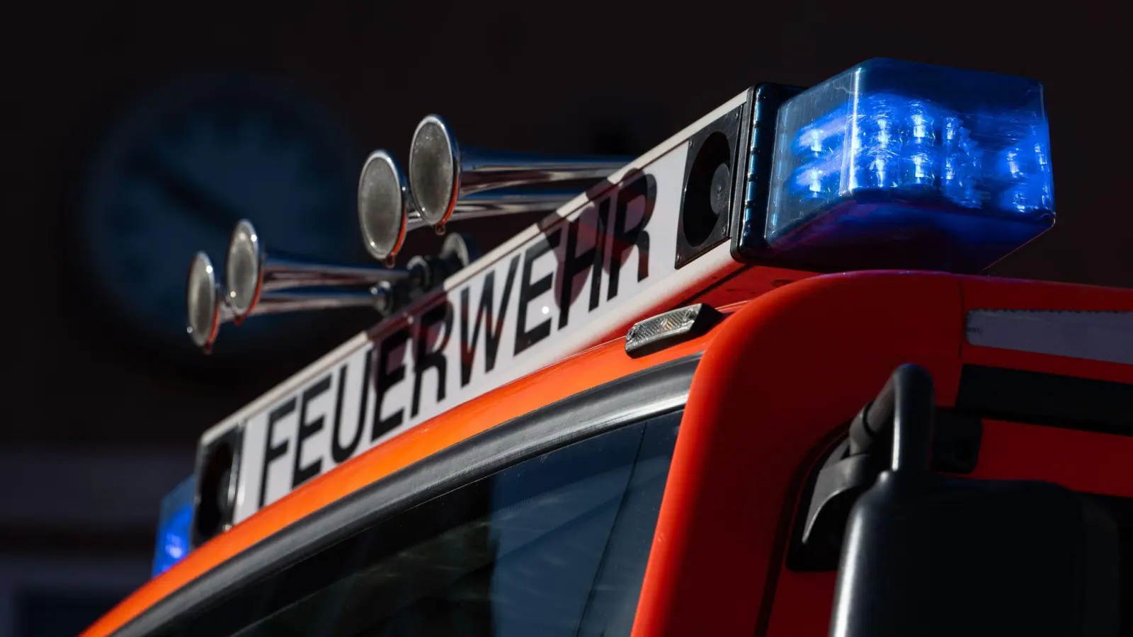 In Ursensollen brennt ein Mercedes. Die Feuerwehr löscht den Brand. Ursache war vermutlich ein loser Unterboden. (Symbolbild: Marijan Murat/dpa)