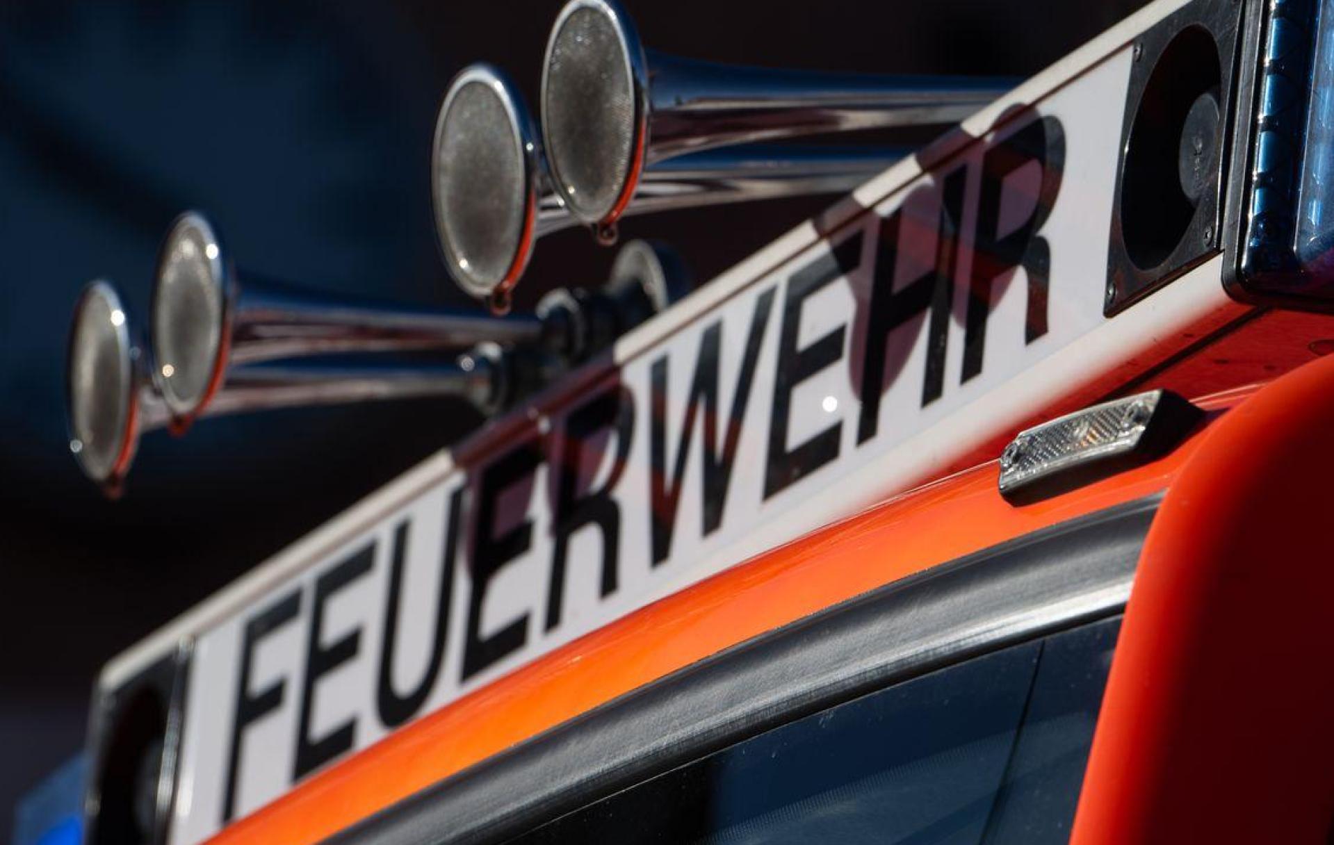 Ein Container für Grünabfälle in Amberg geriet in Brand. Die Feuerwehr konnte das Feuer schnell löschen. (Symbolbild: Marijan Murat/dpa)