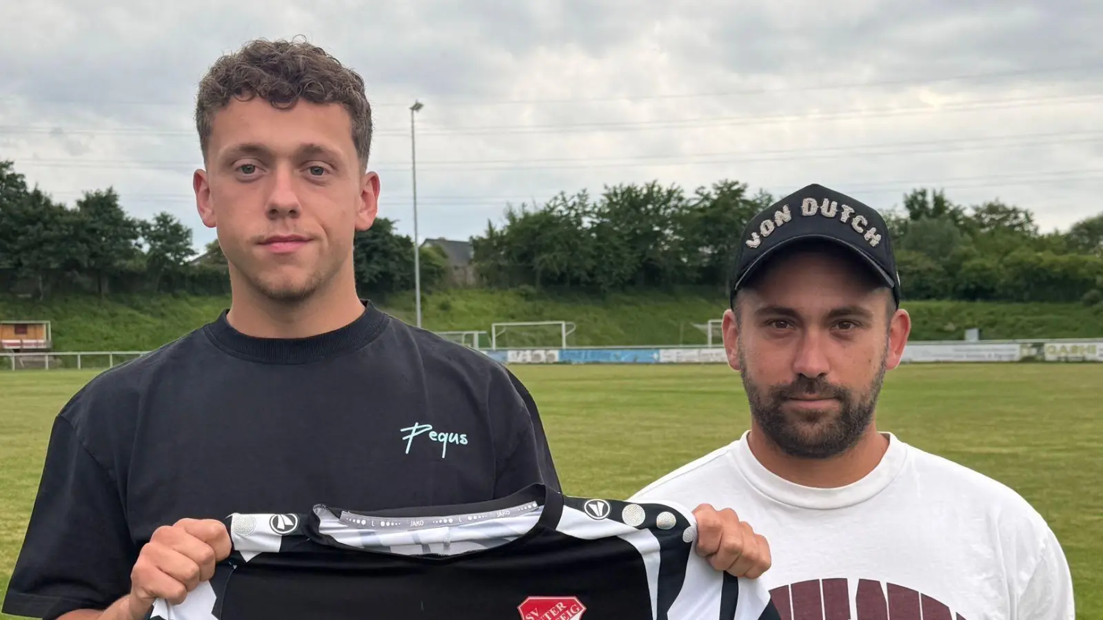 Noah Fellner (links) gemeinsam mit dem Sportlichen Leiter des SV Inter Bergsteig Amberg, Nikolai Dürbeck. (Bild: SV Inter Bergsteig Amberg)