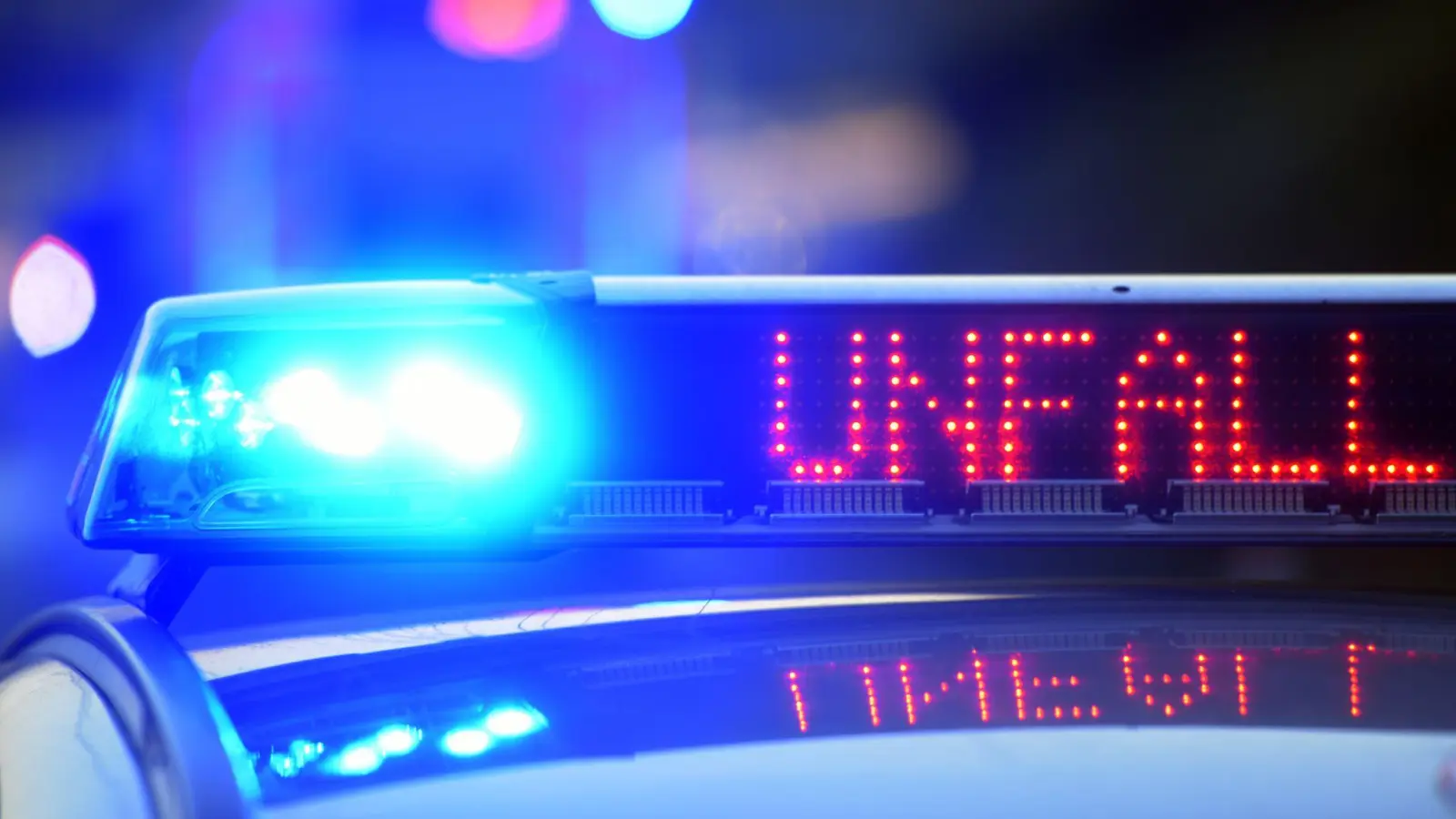 Die Polizei sperrte die Autobahn 6 am Donnerstagmorgen in beide Richtungen. (Symbolbild: Stefan Puchner/dpa)