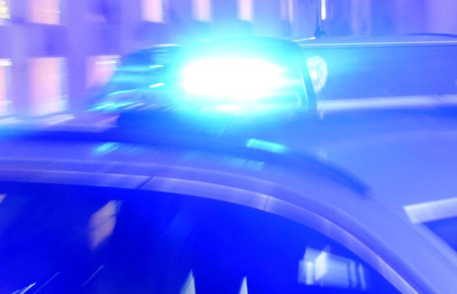 Die Polizei hat einen Drängler aus dem Verkehr gezogen.  (Symbolbild: Carsten Rehder/dpa)