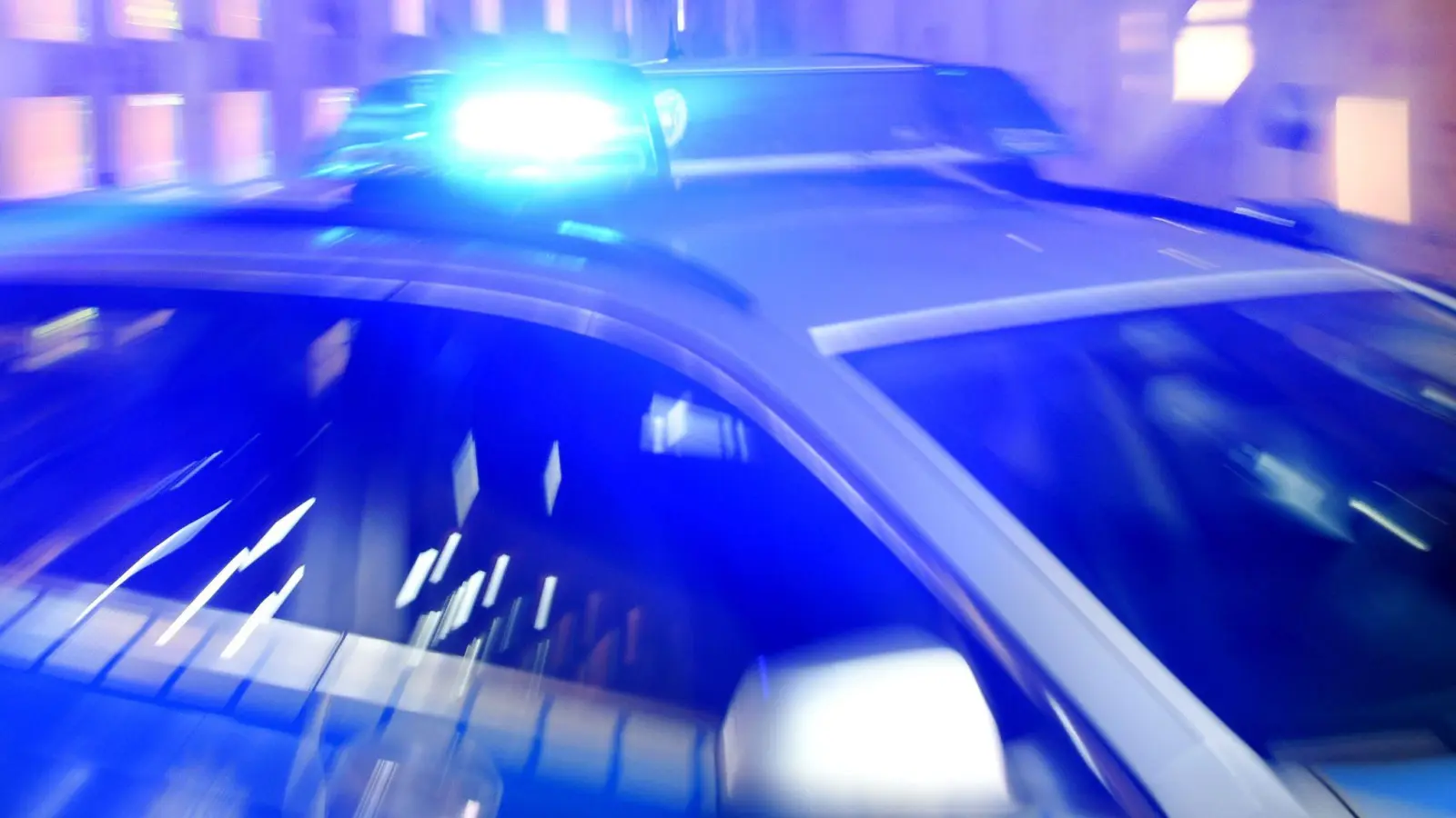 Die Polizei hat einen Drängler aus dem Verkehr gezogen.  (Symbolbild: Carsten Rehder/dpa)