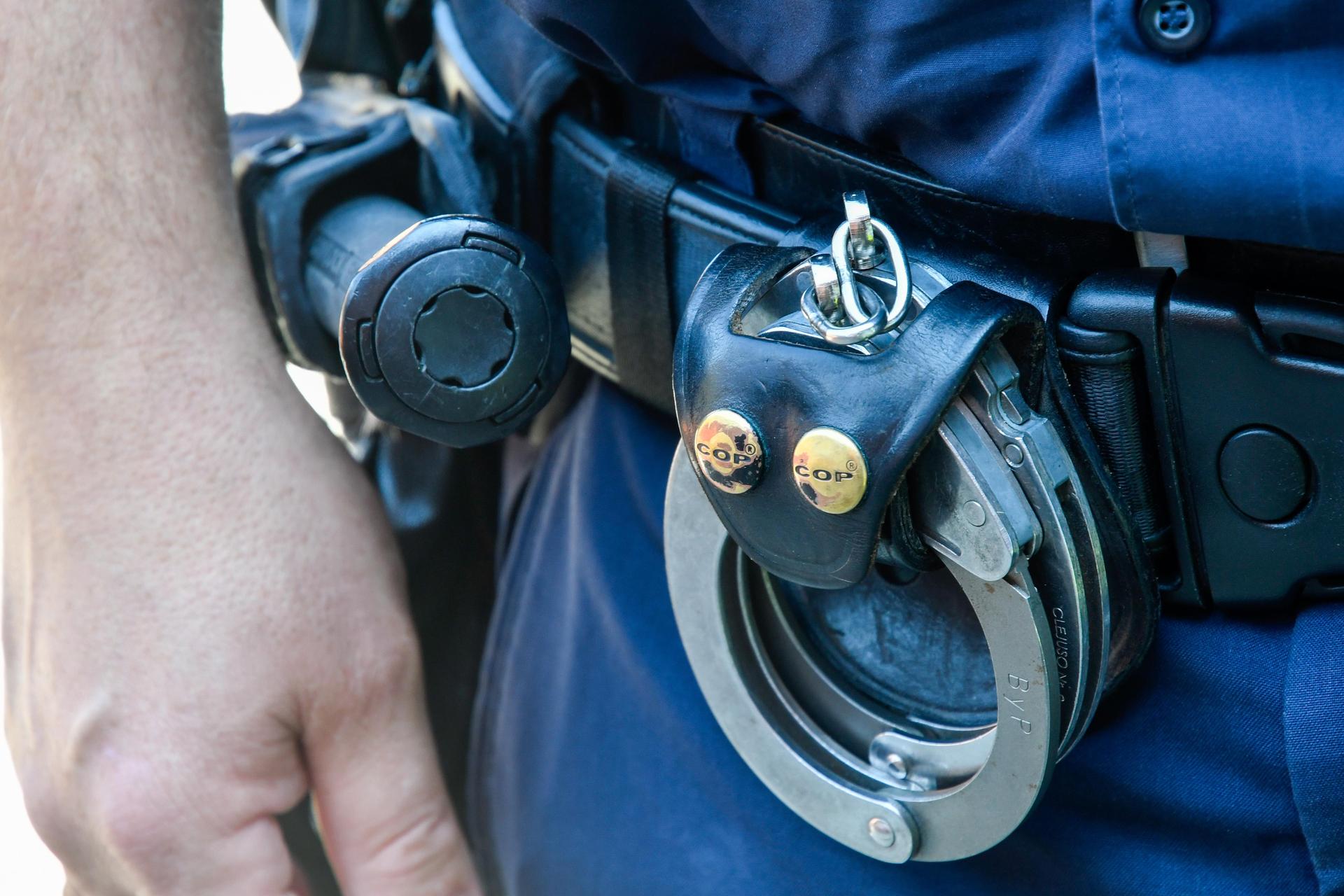 So hilflos, wie es schien, war ein Mann, der in Schlicht auf dem Gehweg lag, nicht: Er ging auf Rettungsdienst und Polizei los und war kaum zu bändigen.  (Symbolbild: Petra Hartl)