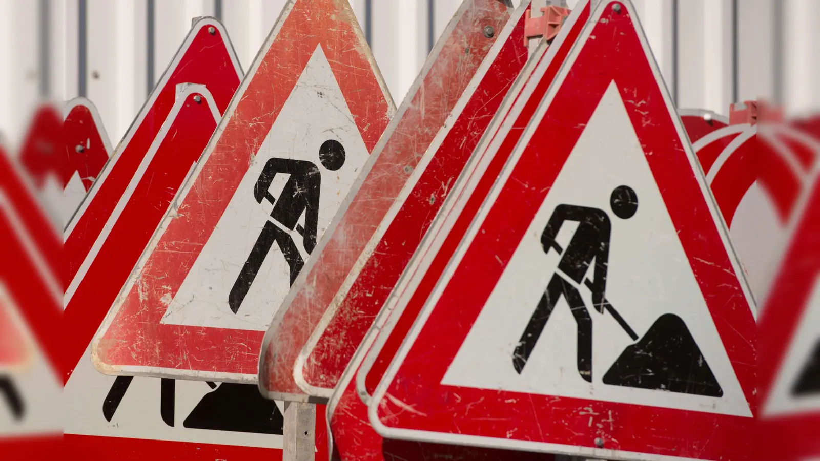 Der nächste Bauabschnitt auf der B85 bei Wackersdorf startet am Mittwoch. (Symbolbild: Sebastian Kahnert/dpa)