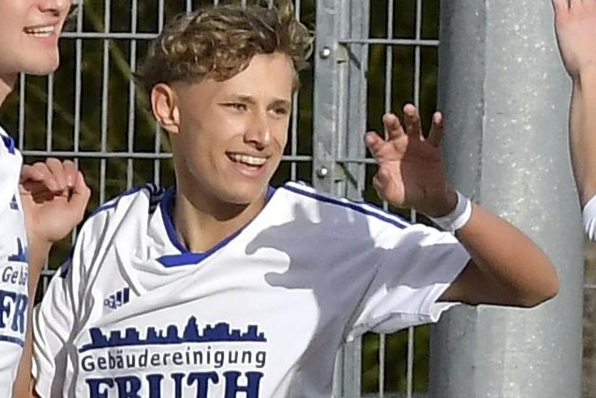 Eduard Baumbach (Zweiter von links, hier eine Szene aus einem früheren Spiel) ließ mit seinem Ausgleichstreffer in der Nachspielzeit die Raigeringer Landesliga-A-Junioren jubeln. (Archivbild: Hubert Ziegler)