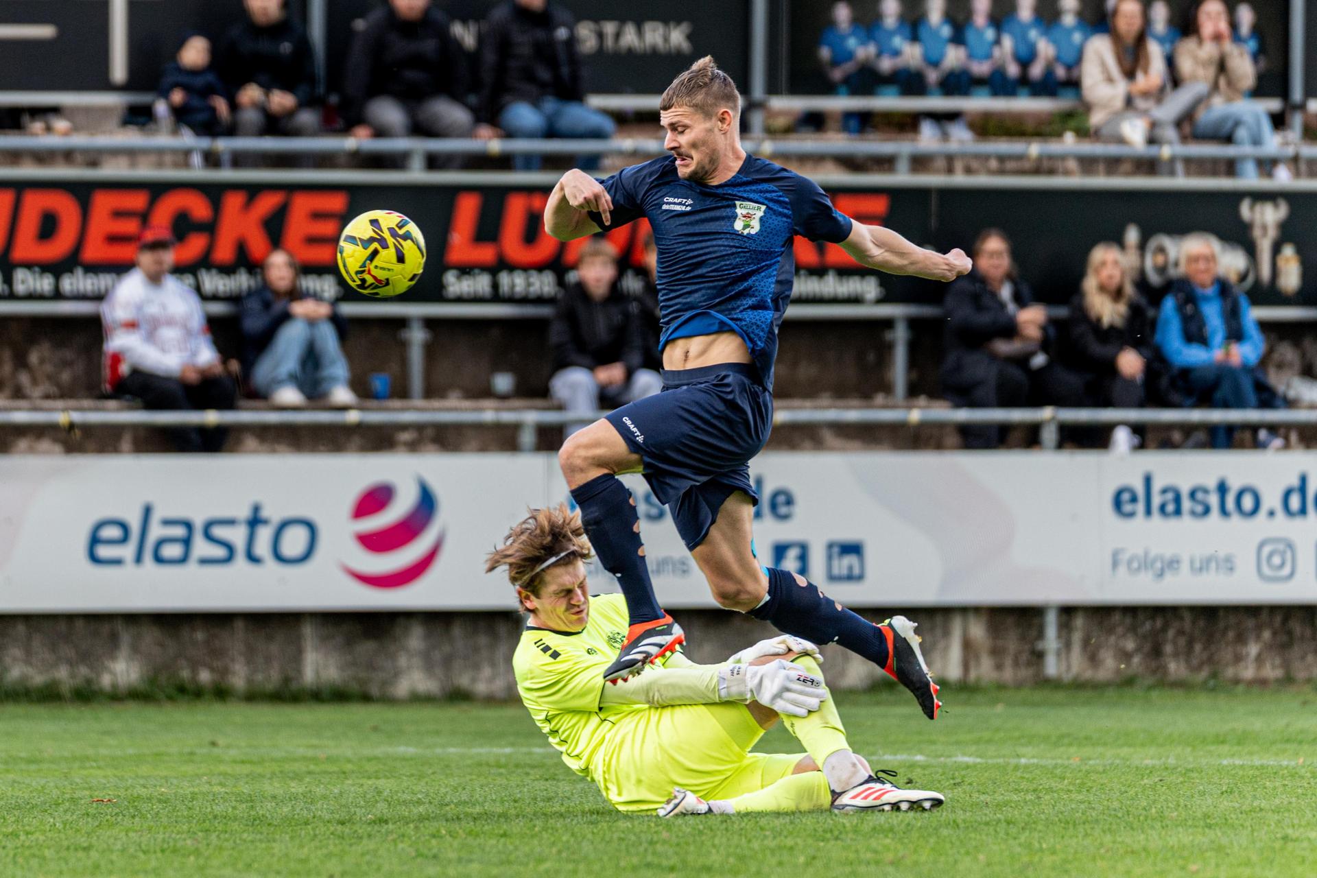 Gebenbachs Torhüter Lukas Völlger pariert einen gefährlichen Angriff des TSV Großbardorf. (Bild: Hannah Dirscherl)