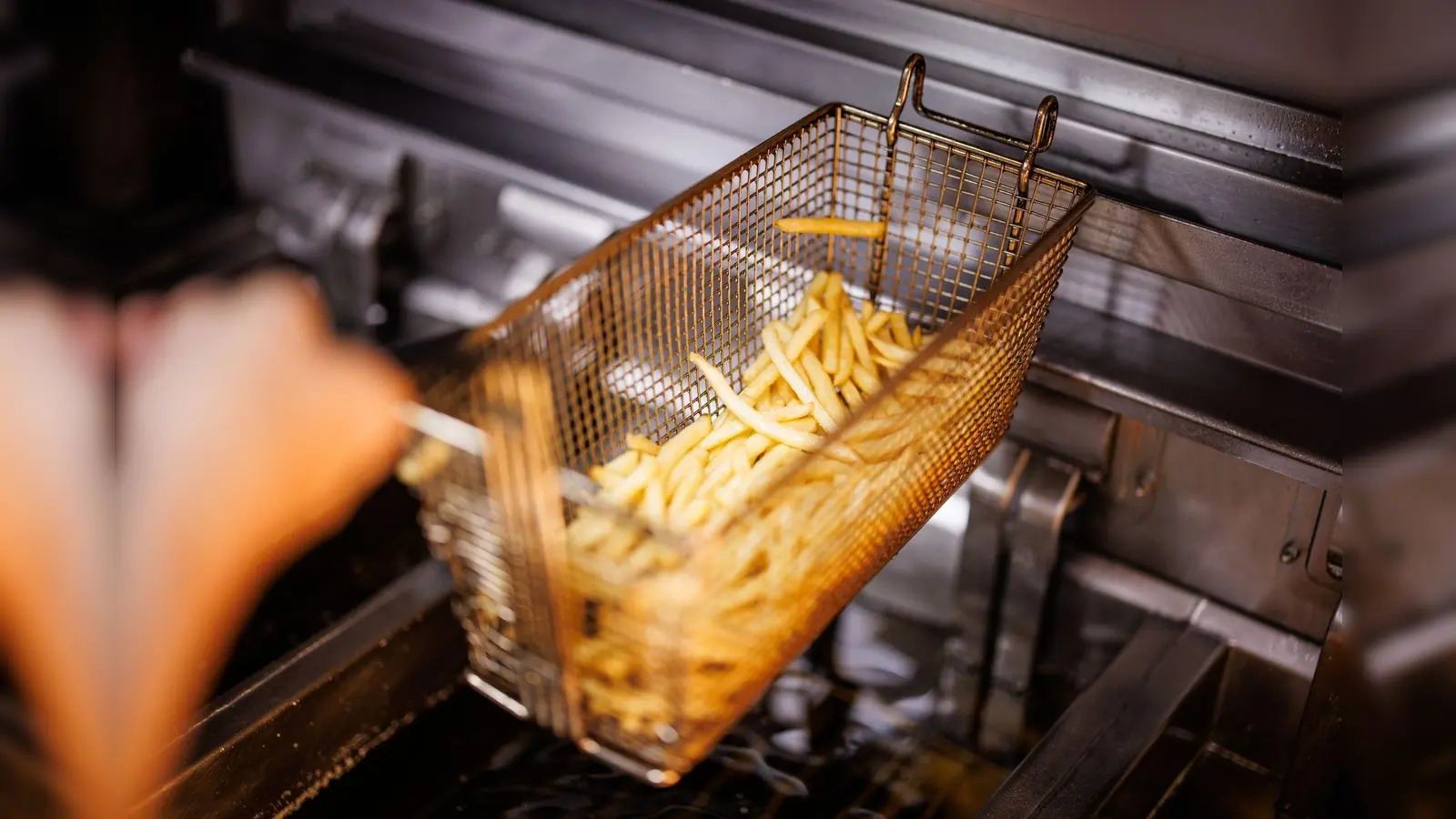 Im Prozess ging es um altes und abgestandenes Frittierfett, in welchem Pommes zubereitet werden. (Bild: Matthias Balk/dpa)