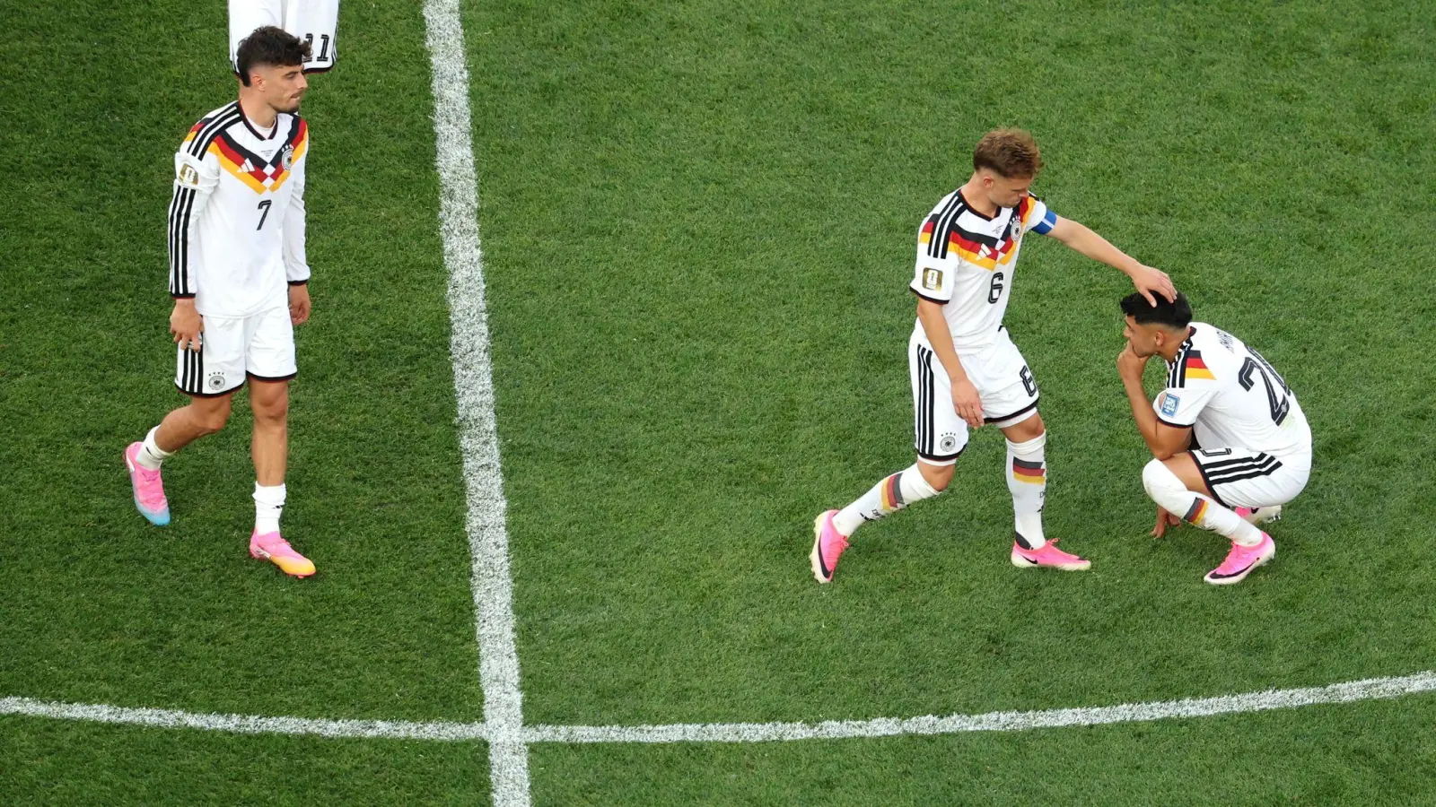 Große Enttäuschung bei Kimmich und Co. - die deutsche Fußball-Nationalmannschaft ist raus bei der WM. (Bild: Jan Woitas/dpa)
