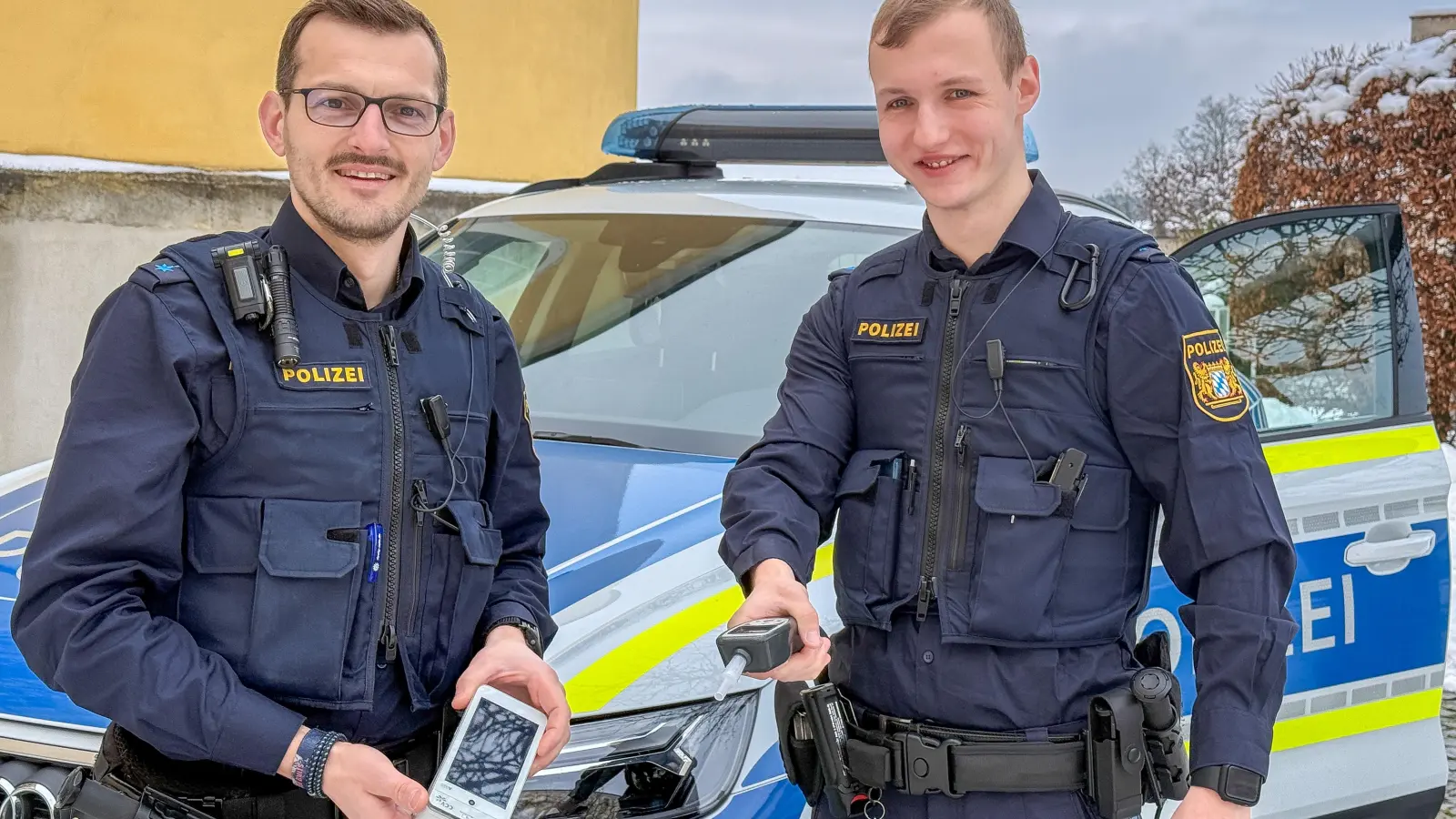 Polizeihauptmeister Jörg Kreussel (links) und Polizeioberwachtmeister Timo Hennecke hatten einen ungewöhnlichen Einsatz. (Bild: Wolfgang Steinbacher)