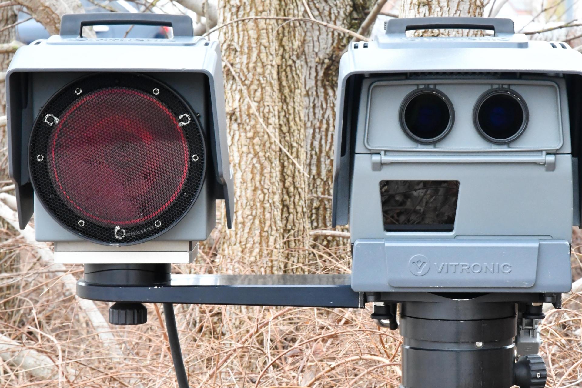 Auf der B85 überwachte die Verkehrspolizei Amberg am Montag fast fünf Stunden lang die Geschwindigkeit. (Symbolbild: Petra Hartl)