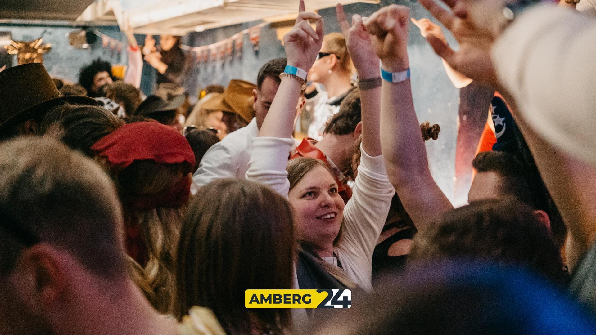 Auch im Blauen Haus waren am Donnerstag die Hexen los.  (Bild: Mario Donhauser)