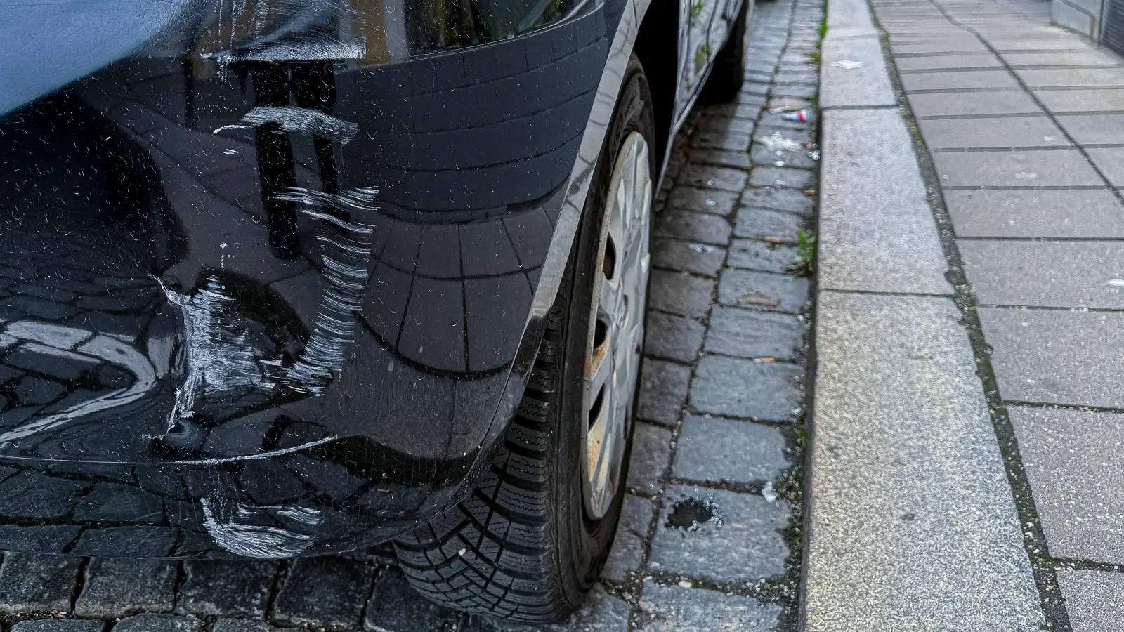 Ein oranger Opel Corsa wurde auf einem Parkplatz in Königstein beschädigt. Die Polizei sucht Zeugen der Unfallflucht. (Symbolbild: Stephan Huber)