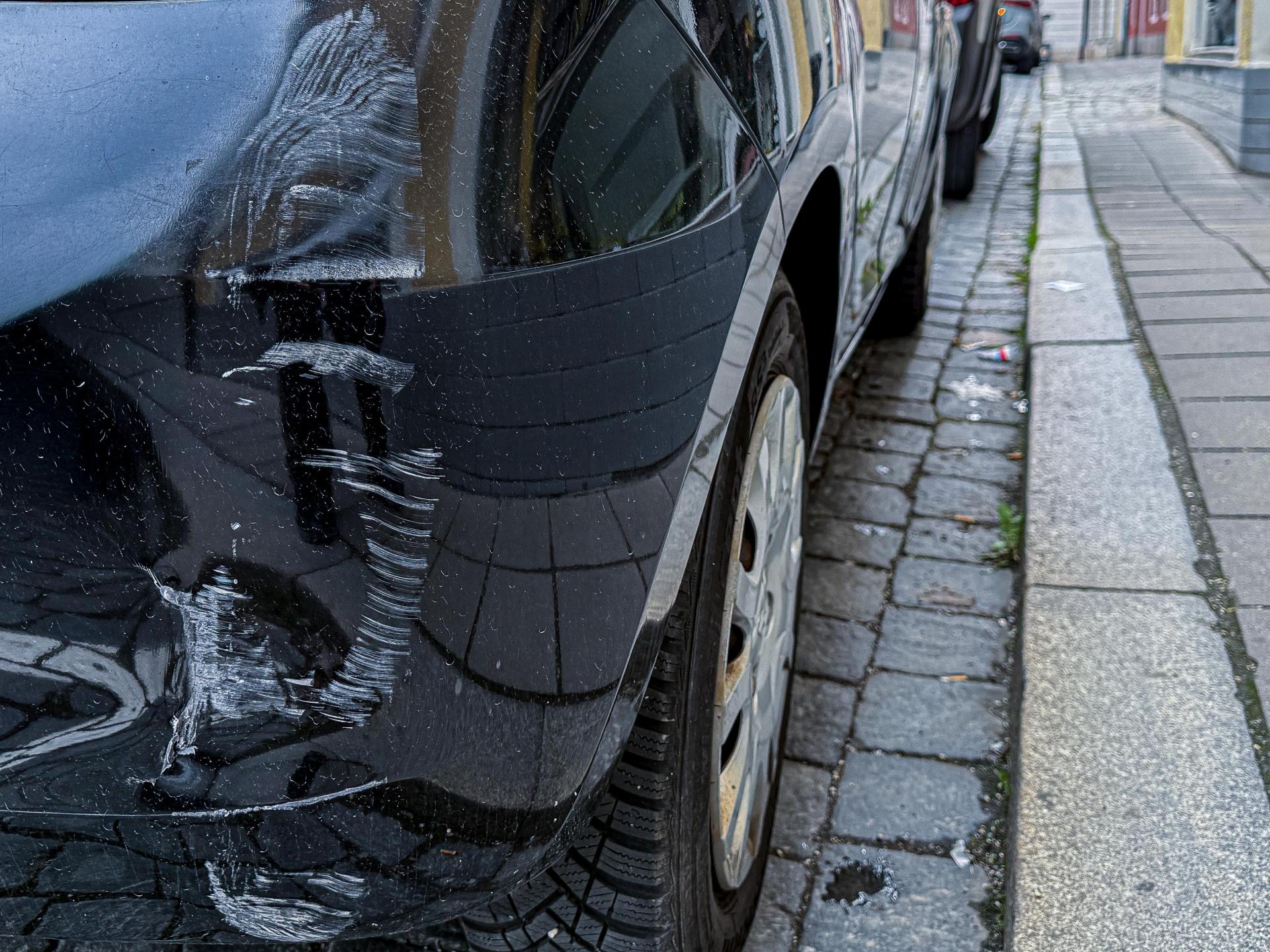 Eine 58-jährige Frau aus Ebermannsdorf meldet einen Unfallschaden an ihrem Auto. Die Polizei Schwandorf sucht Zeugen. (Symbolbild: Stephan Huber)
