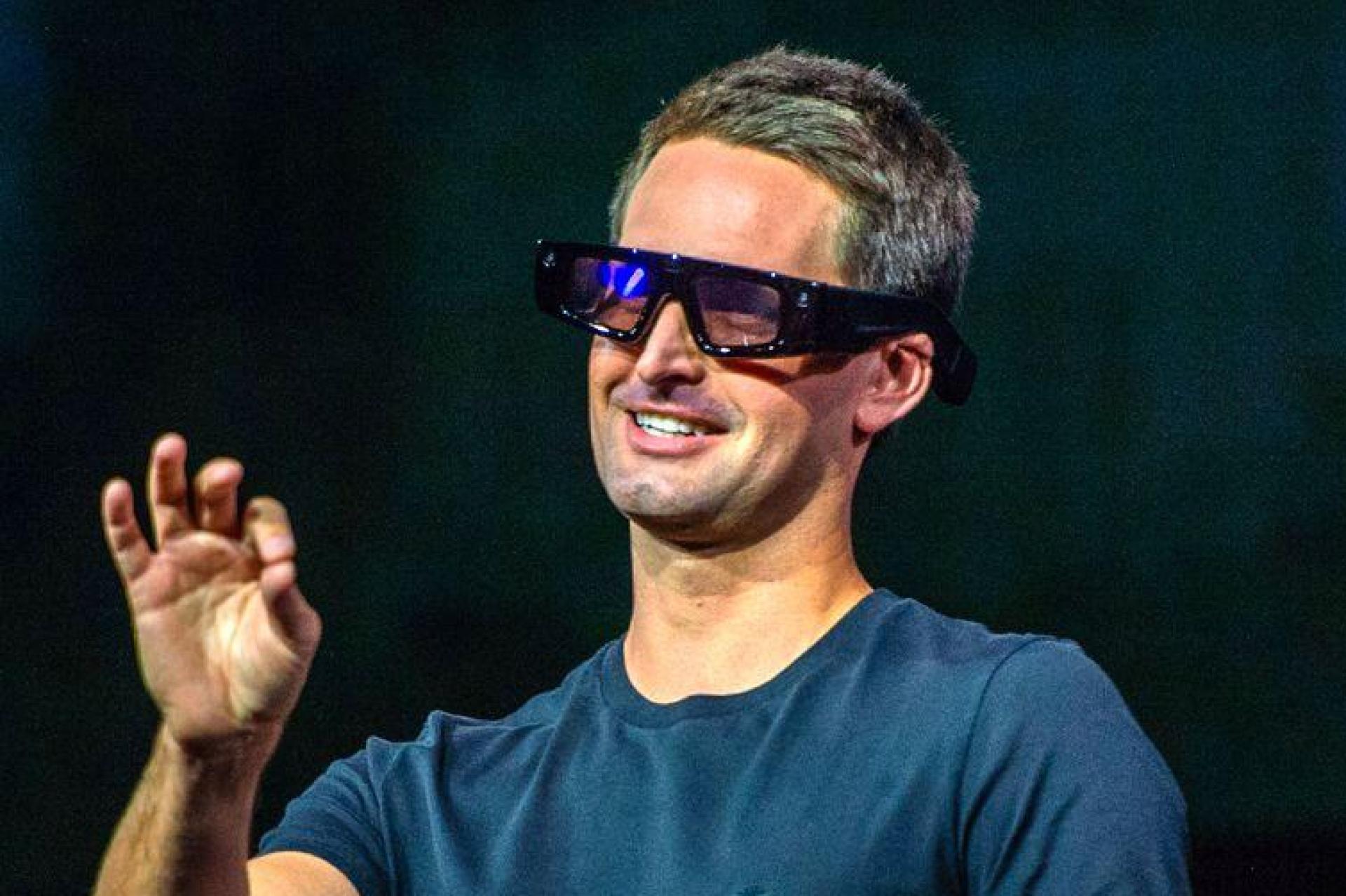 Der Chef des Snapchat-Betreibers Snap, Evan Spiegel, demonstrierte Vorläufer der heutigen Specs bereits in den vergangenen Jahren. (Archivbild) (Bild: Andrej Sokolow/dpa)