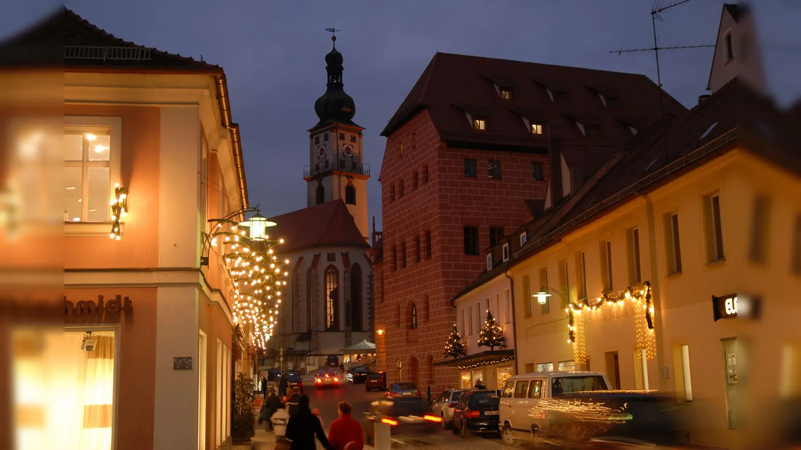 In der Adventszeit präsentiert sich die Sulzbacher Altstadt festlich beleuchtet. Am Samstag, 13. Dezember, organisiert hier Pro Su-Ro mit 13 teilnehmenden Geschäften einen „langen Adventssamstag”.  (Archivbild: Petra Hartl)