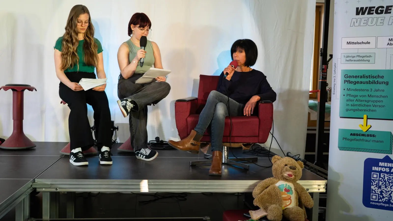 In einer Art Talkshow stellen die Schüler*innen Pflegekräften ihre Fragen. (Bild: knz)