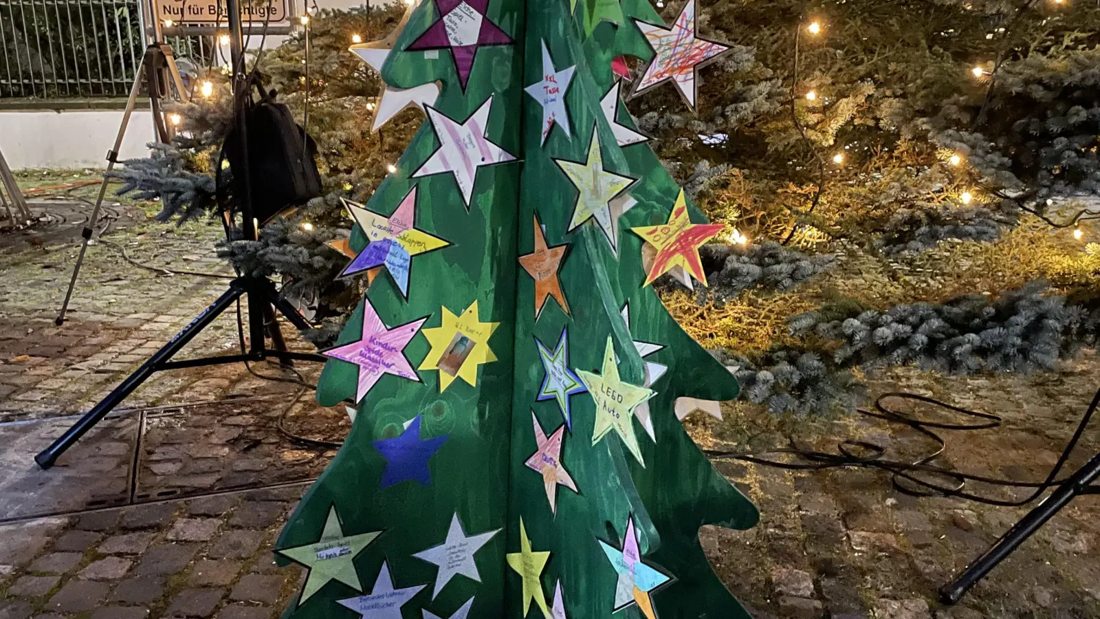 Der Wunschbaum ist demnächst am Adventsmarkt auf der Schanze zu finden: Auf den Papiersternen haben Kinder aus dem Ernst-Naegelsbach-Haus kleine, persönliche Wünsche notiert – und hoffen nun, dass großzügige Menschen ihnen eine Weihnachtsfreude bereiten.  (Archivbild: Helga Kamm)