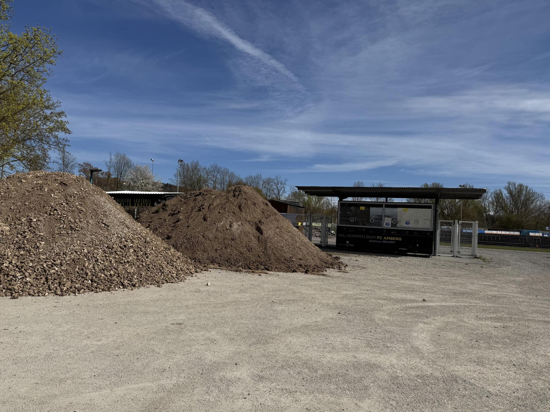 Die Umbauarbeiten der Tartanbahn am Schanzl zwingen den FC Amberg zu einem Platzwechsel.  (Bild: ama)