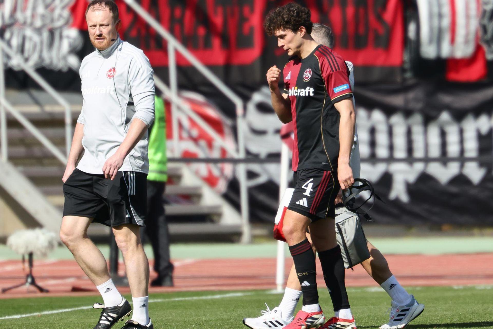 Nürnberg-Kapitän Fabio Gruber wurde im Spiel gegen Düsseldorf schon nach wenigen Minuten verletzt ausgewechselt. (Bild: Daniel Löb/dpa)