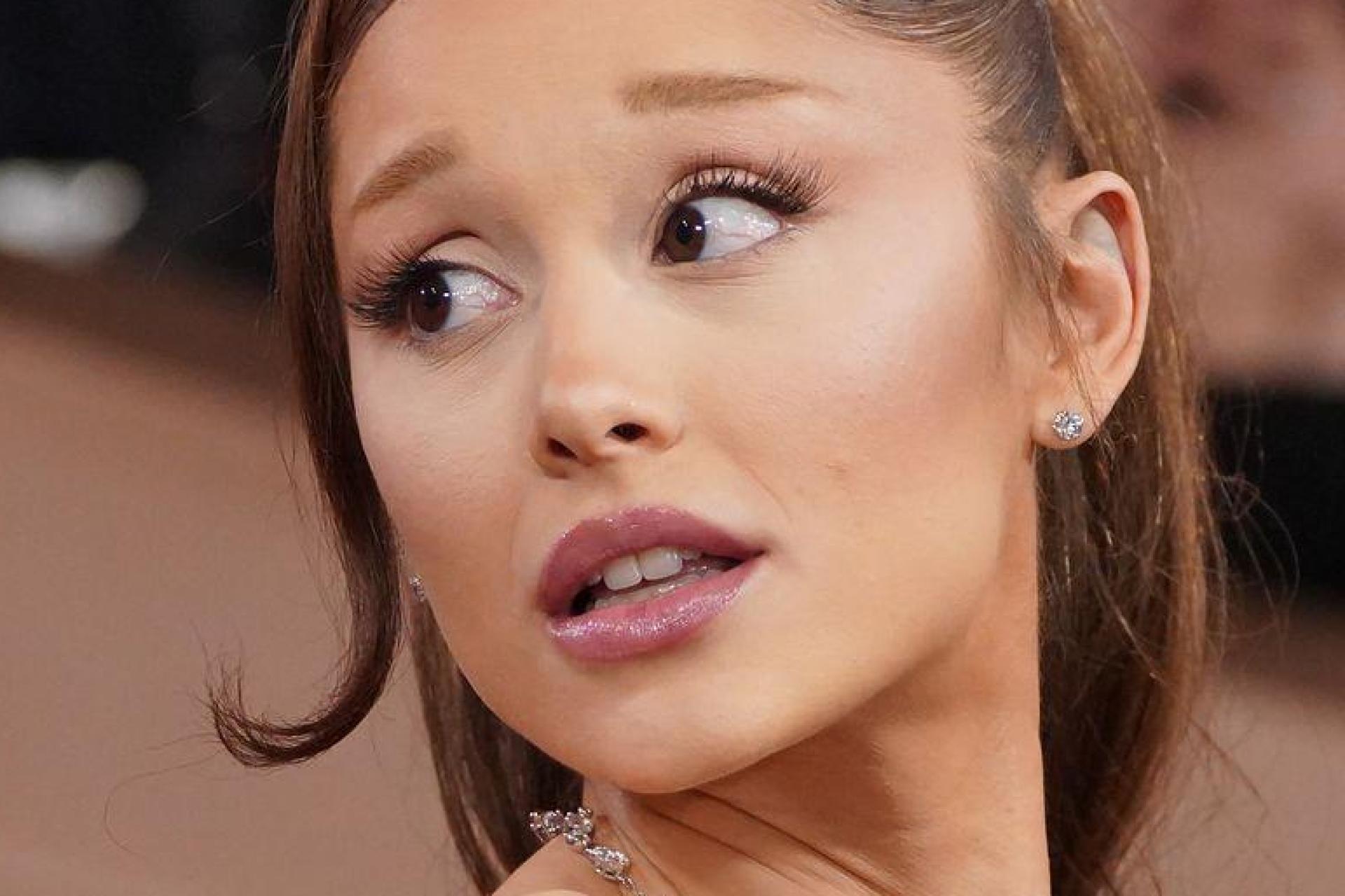 Ariana Grande hat sich eine Verletzung am Fuß zugezogen. (Archivbild) (Bild: Jordan Strauss/Invision/dpa)