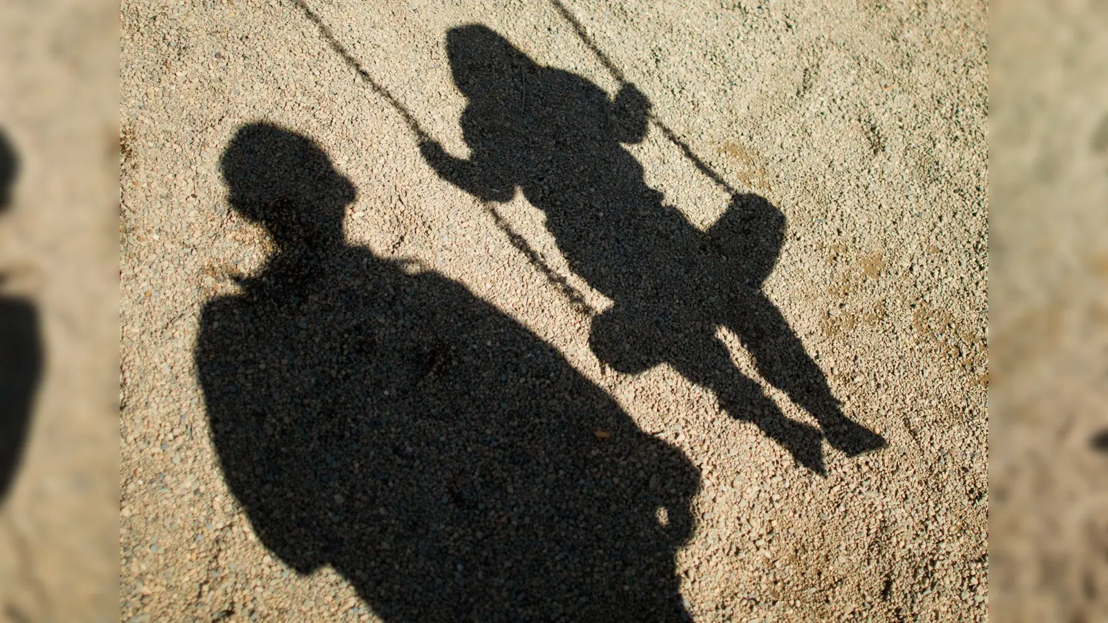 Ein 67-jähriger Mann suchte auf einem Spielplatz in Amberg Kontakt zu Kindern. Die Polizei ermittelt und bittet um Zeugenhinweise. (Symbolbild: Julian Stratenschulte/dpa)