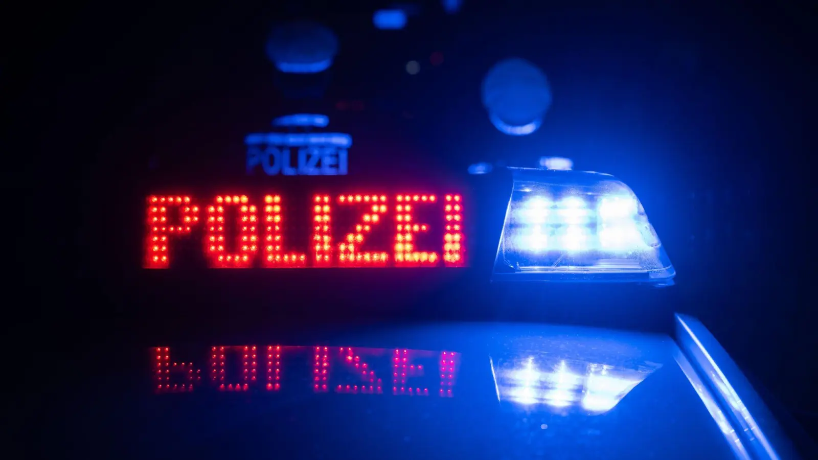 In Hirschau übersieht eine Autofahrerin beim Ausparken ein anderes Fahrzeug. Beide Autos werden beschädigt. (Symbolbild: Marijan Murat/dpa)