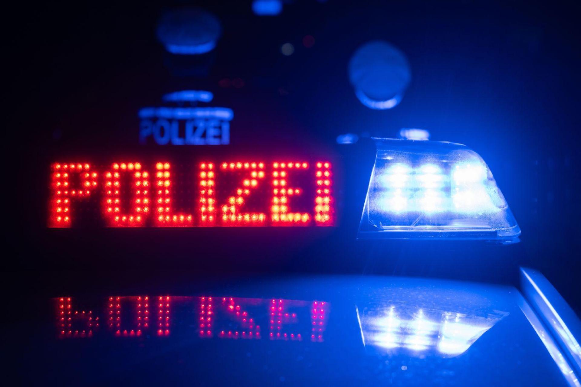 Ein per Haftbefehl gesuchter Mann versteckte sich in einem Bach bei Waldsassen vor der Polizei. Er wurde festgenommen. (Symbolbild: Marijan Murat/dpa)