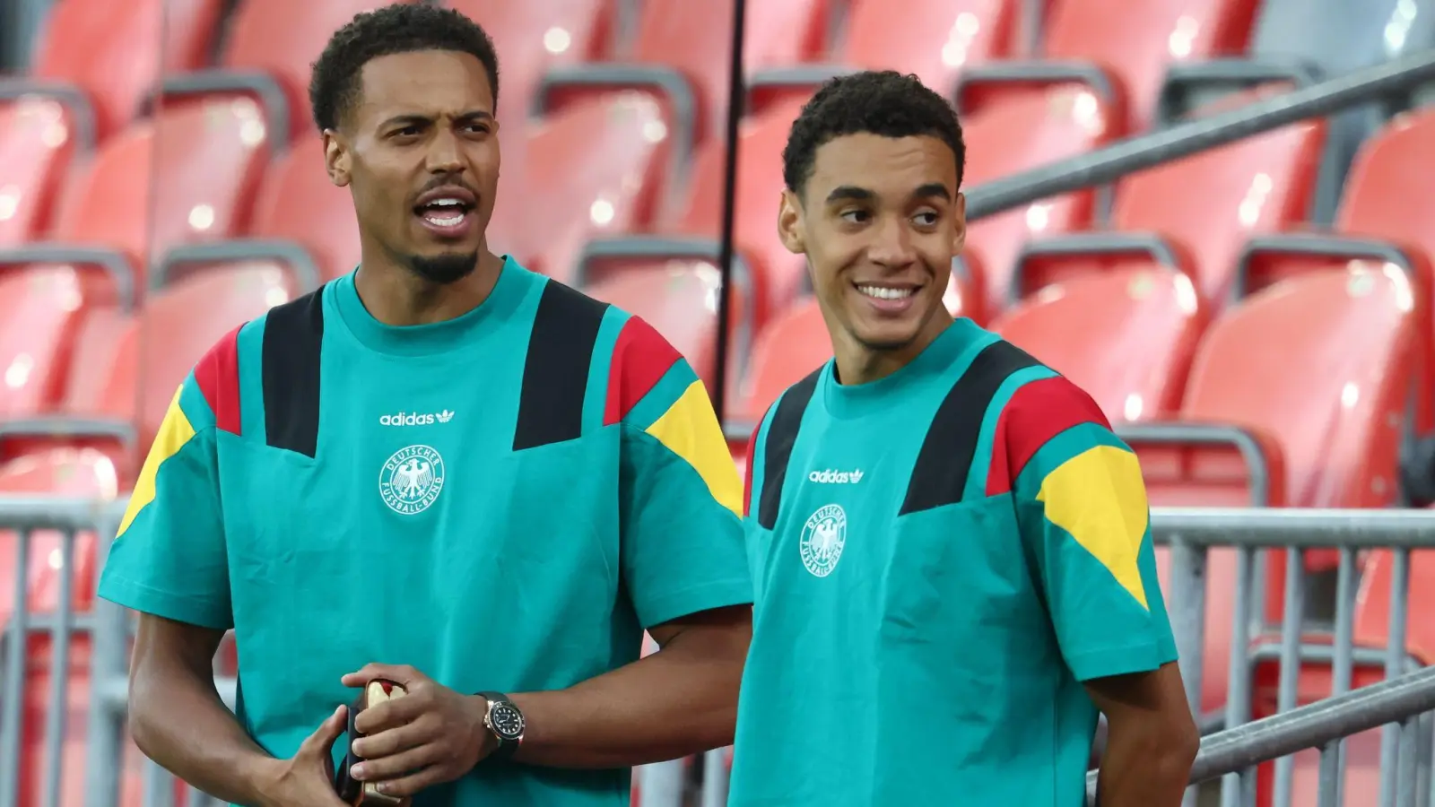 Auf welchen Gegner die DFB-Elf im ersten K.o.-Spiel trifft, fragen sich auch Felix Nmecha (l) und Jamal Musiala. (Bild: Jan Woitas/dpa)