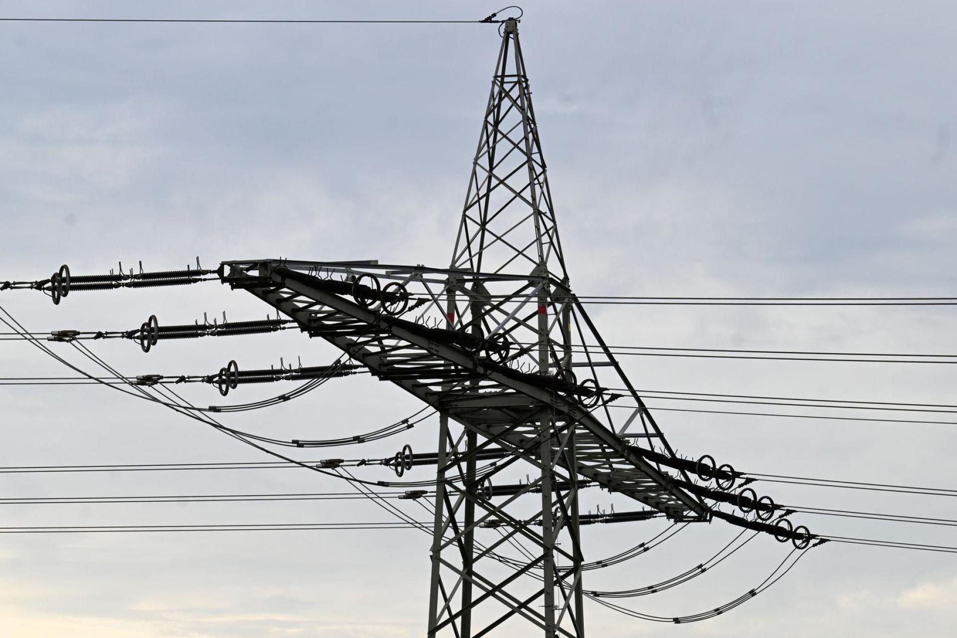 Teile des südlichen Landkreises Amberg-Sulzbach waren am Samstagabend ohne Strom.  (Symbolbild: Roberto Pfeil/dpa)