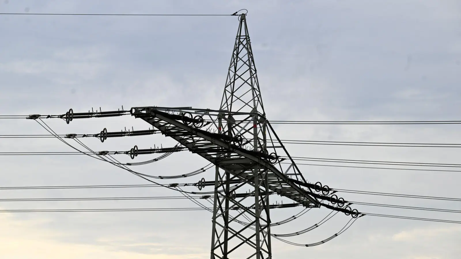Teile des südlichen Landkreises Amberg-Sulzbach waren am Samstagabend ohne Strom.  (Symbolbild: Roberto Pfeil/dpa)