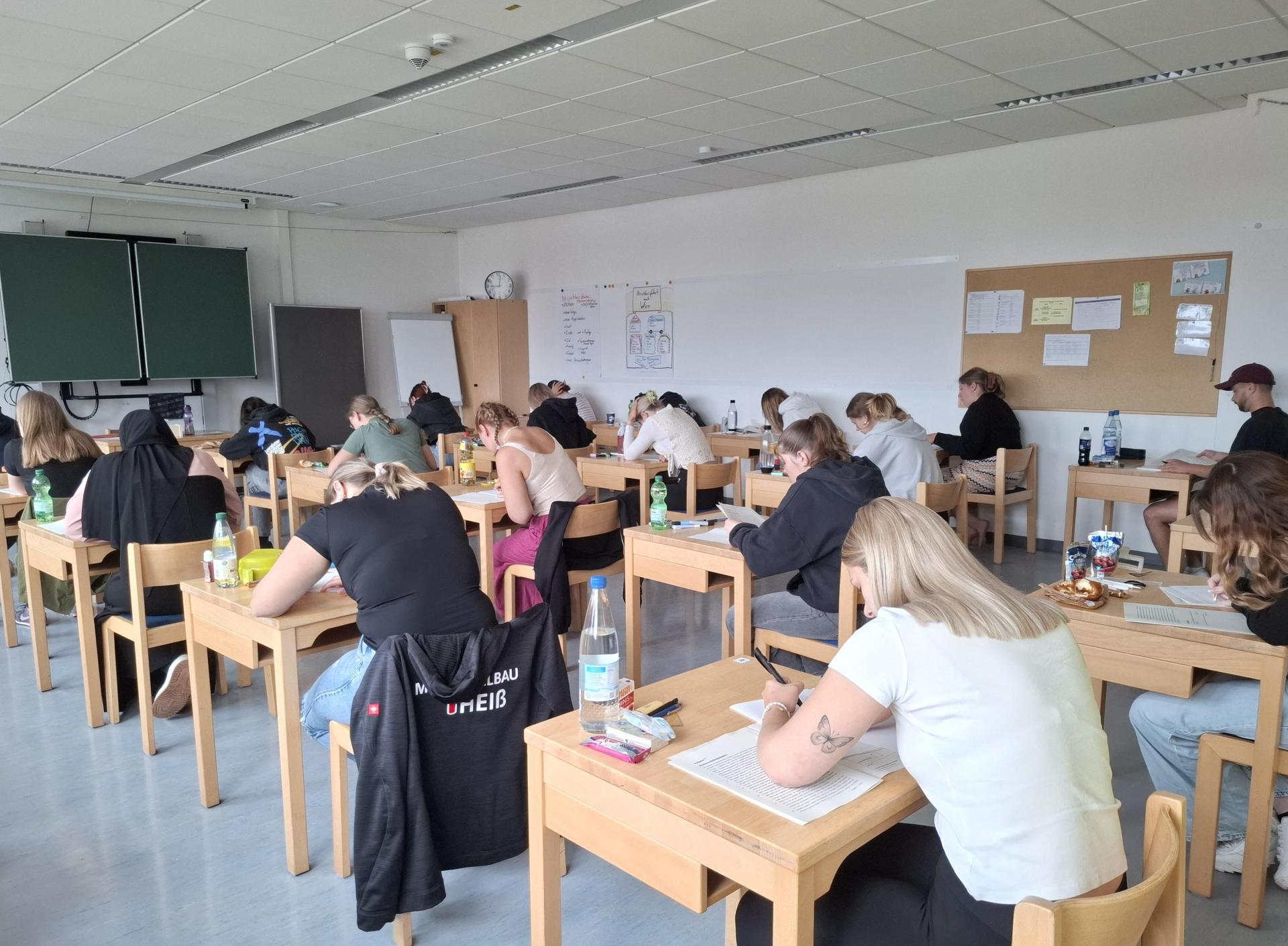 Die angehenden Erzieherinnen und Erzieher der Caritas Fachakademie für Sozialpädagogik Weiden haben mit den schriftlichen Abschlussprüfungen begonnen. (Bild: Barbara Neuber)
