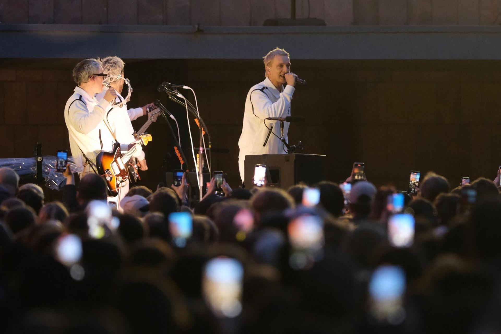 Ob die fünf Musiker der Band Kraftklub tatsächlich nach Theuern kommen, wird sich in den nächsten Tagen zeigen. (Symbolbild: Sebastian Willnow/dpa)