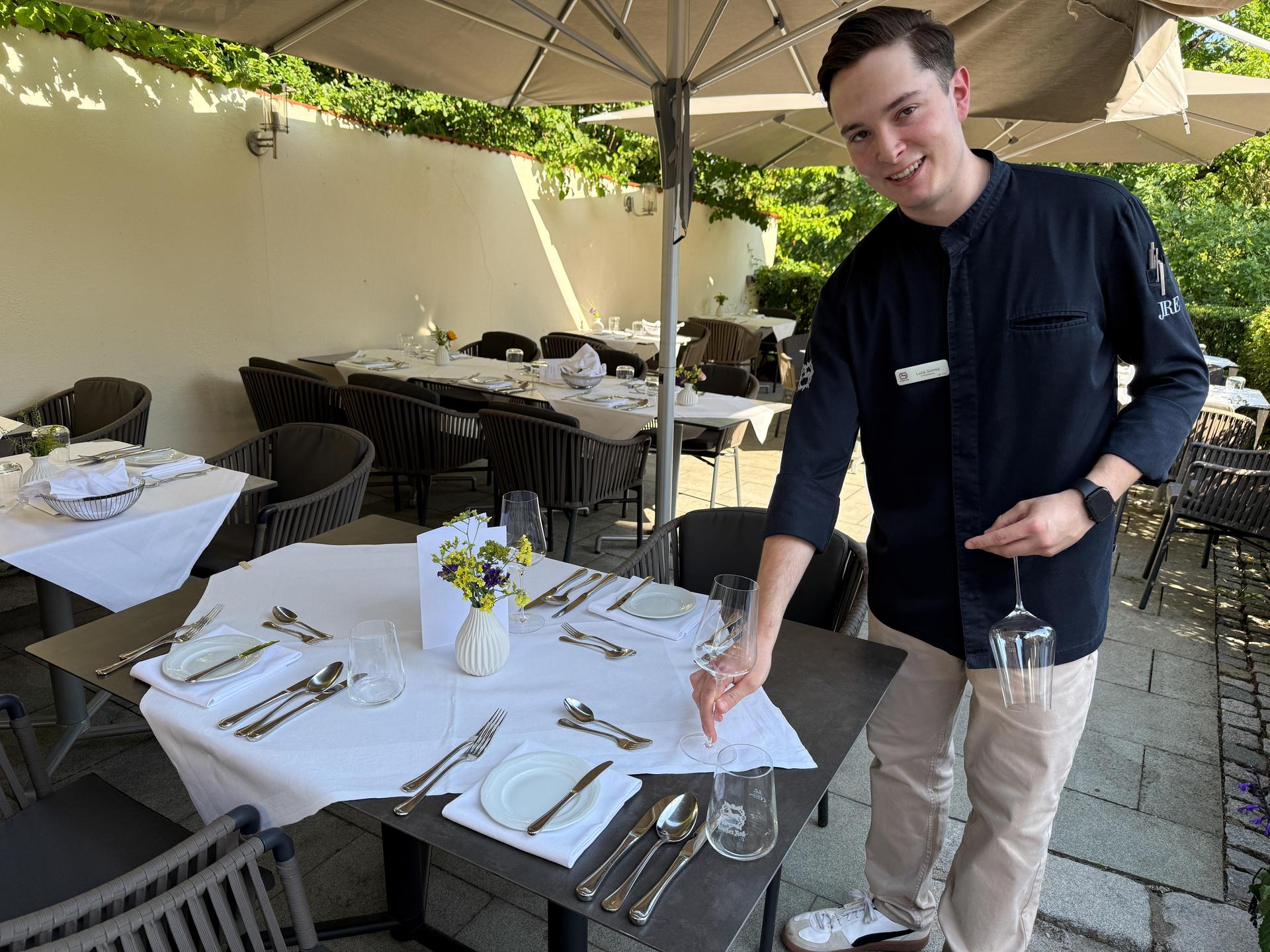 Luca Scimia an seinem Arbeitsplatz: das Landhotel Weißes Roß im Illschwang, wo er derzeit im dritten Lehrjahr seine Ausbildung als Fachmann für Restaurant- und Veranstaltungsgastronomie (Bild: Petra Hartl)