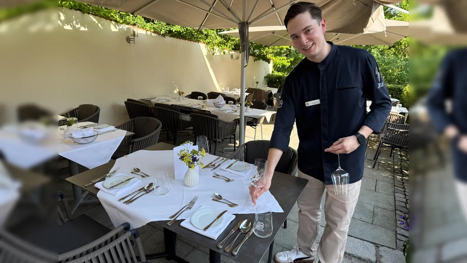 Luca Scimia an seinem Arbeitsplatz: das Landhotel Weißes Roß im Illschwang, wo er derzeit im dritten Lehrjahr seine Ausbildung als Fachmann für Restaurant- und Veranstaltungsgastronomie (Bild: Petra Hartl)