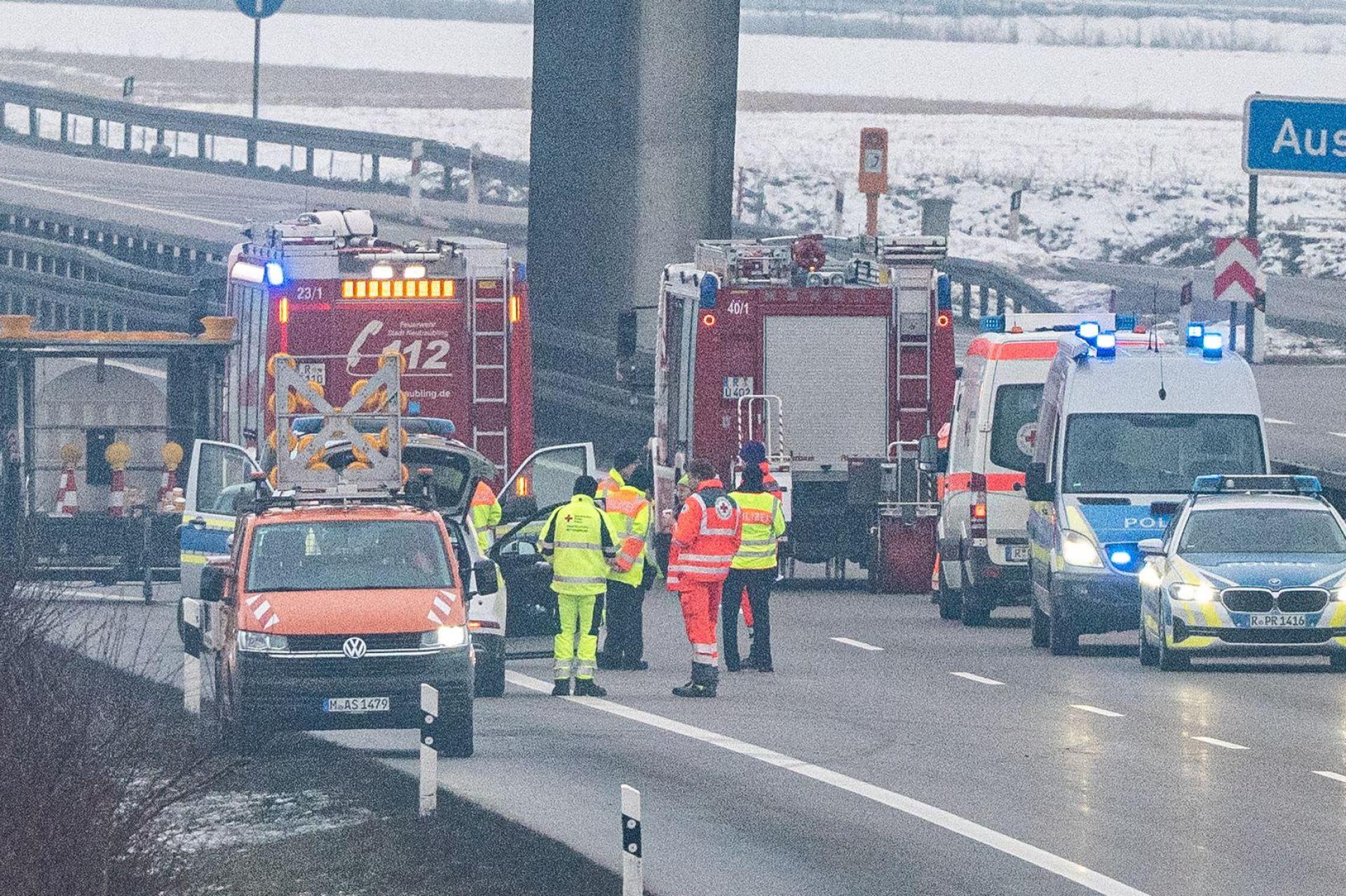 Die Autobahn 3 wurde nach dem Fund in beide Richtungen gesperrt.  (Bild: Armin Weigel/dpa)