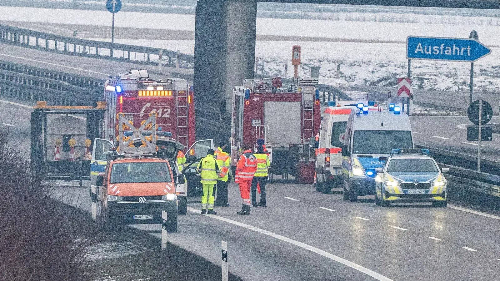 Die Autobahn 3 wurde nach dem Fund in beide Richtungen gesperrt.  (Bild: Armin Weigel/dpa)