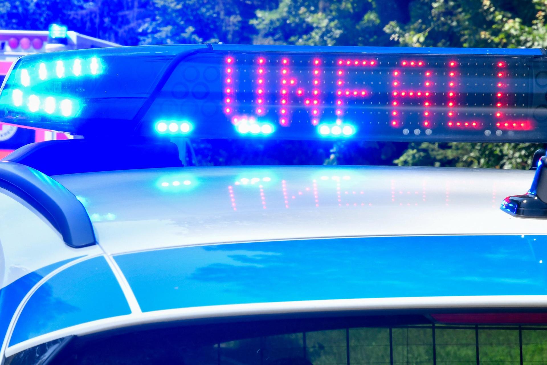 Eine 39-Jährige musste nach einem Zusammenstoß in Freudenberg in ein Krankenhaus eingeliefert werden.  (Symbolbild: Petra Hartl)