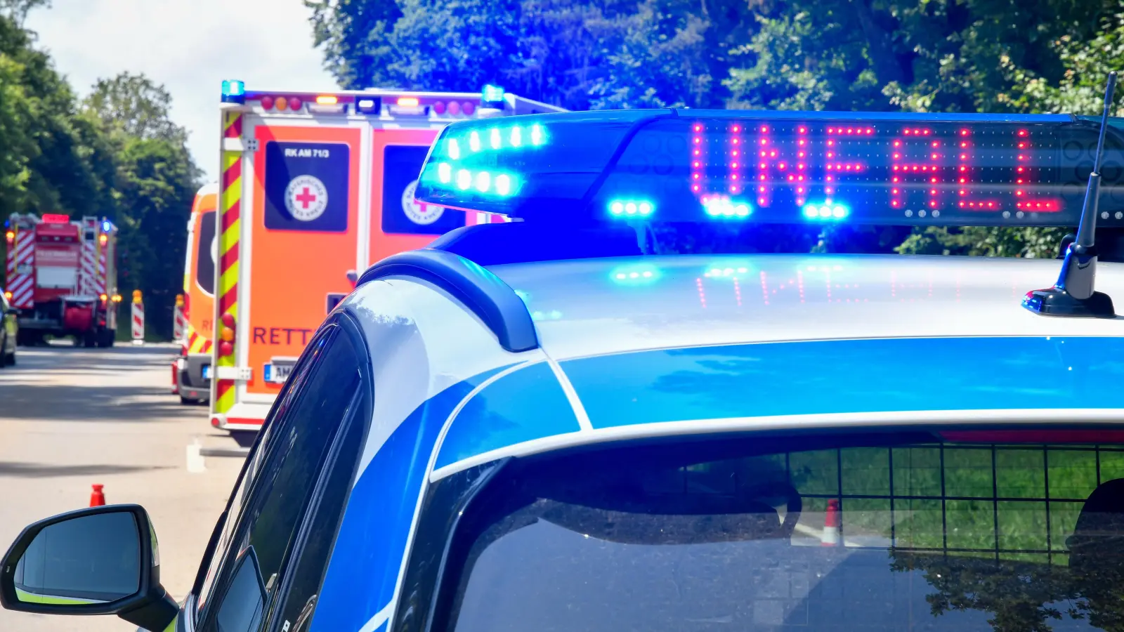 Ein 16-jähriger Mopedfahrer verliert auf der St 2234 die Kontrolle und kollidiert mit einem Pkw. (Symbolbild: Petra Hartl)