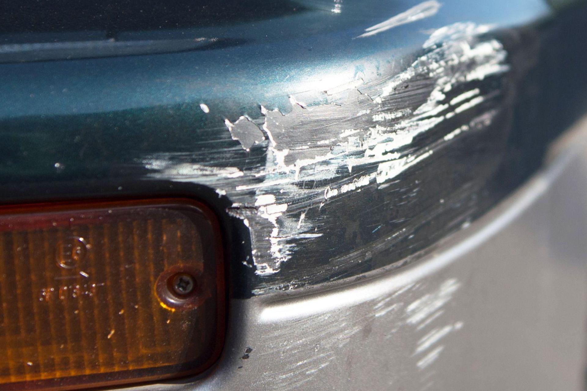 Ein Auto wurde in Amberg beschädigt.  (Symbolbild: Arno Burgi/dpa)