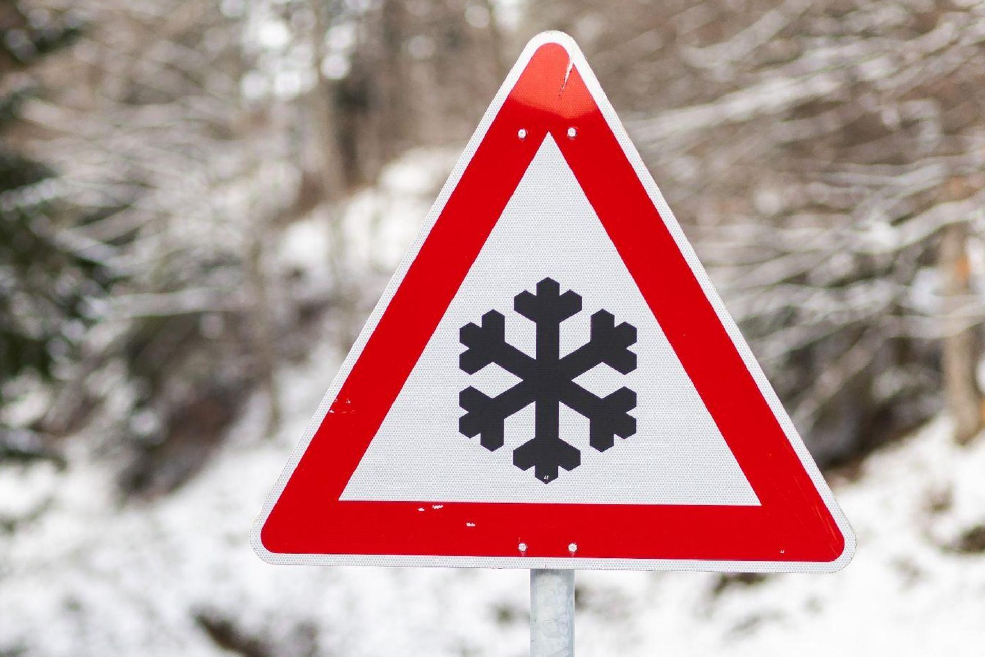 Der Deutsche Wetterdienst warnt vor Schnee und Glätte in der Oberpfalz. (Symbolbild: Philipp von Ditfurth/dpa)
