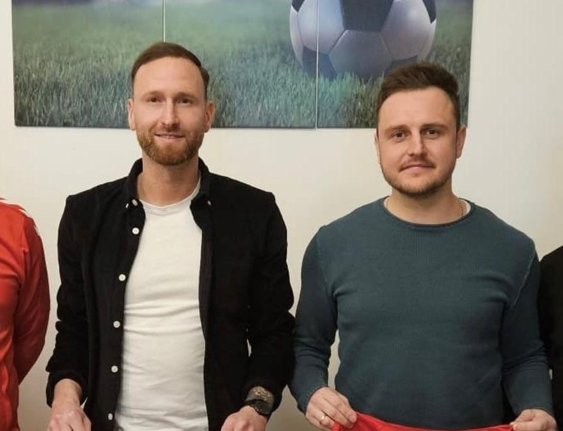 Die zwei Neuen beim SC Germania Amberg: Remi Szewczyk (Dritter von links) und Harry Gittel (Vierter von links) übernehmen ab Sommer 2026.  (Bild: SC Germania Amberg)