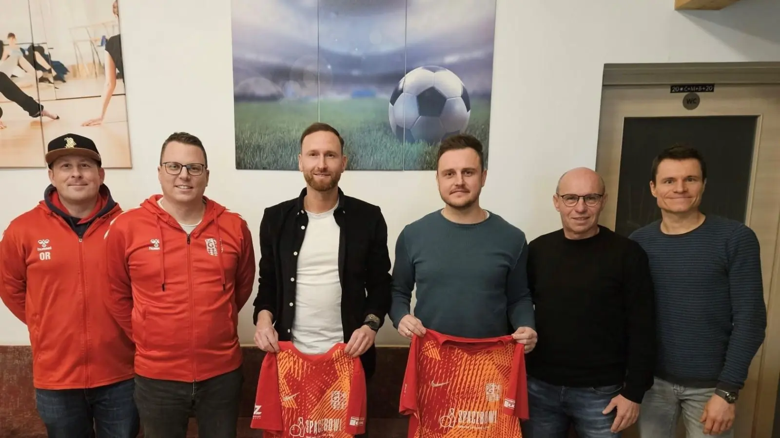 Die zwei Neuen beim SC Germania Amberg: Remi Szewczyk (Dritter von links) und Harry Gittel (Vierter von links) übernehmen ab Sommer 2026.  (Bild: SC Germania Amberg)