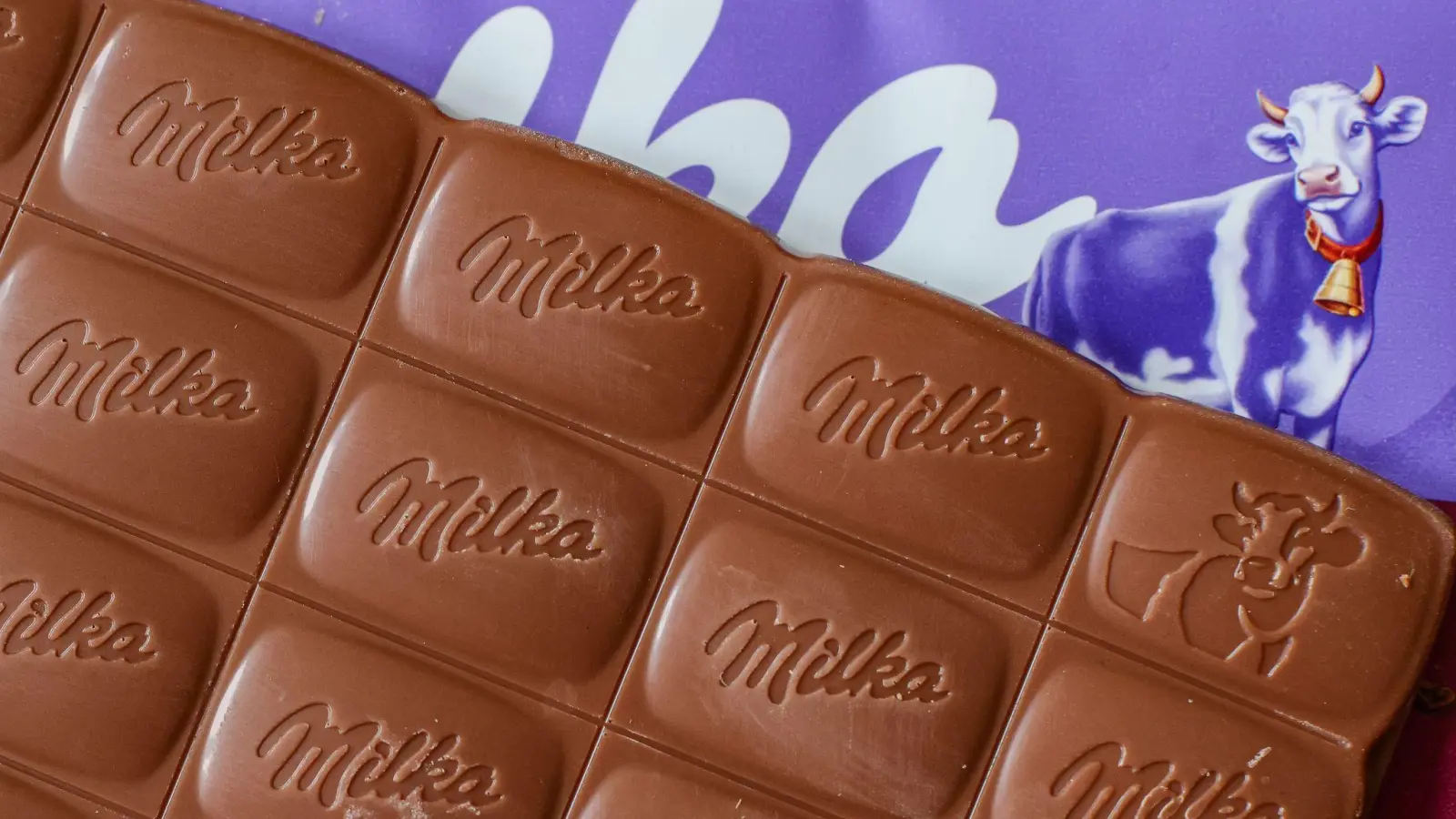 Bestimmte Chargen der Caramel-Schokolade von Milka (100-Gramm-Tafeln) können derzeit Plastikteile enthalten. Verbraucher sollten sie nicht verzehren.  (Symbolbild: Jan Woitas/dpa)