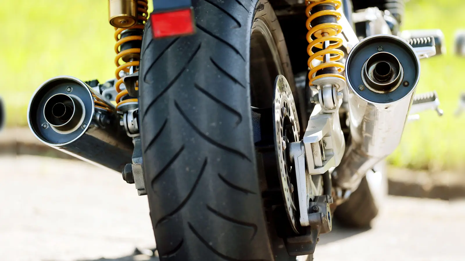 Ein Biker war bei Ensdorf mit 167 statt der erlaubten 100 Kilometer pro Stunde unterwegs. (Symbolbild: Oliver Berg/dpa)