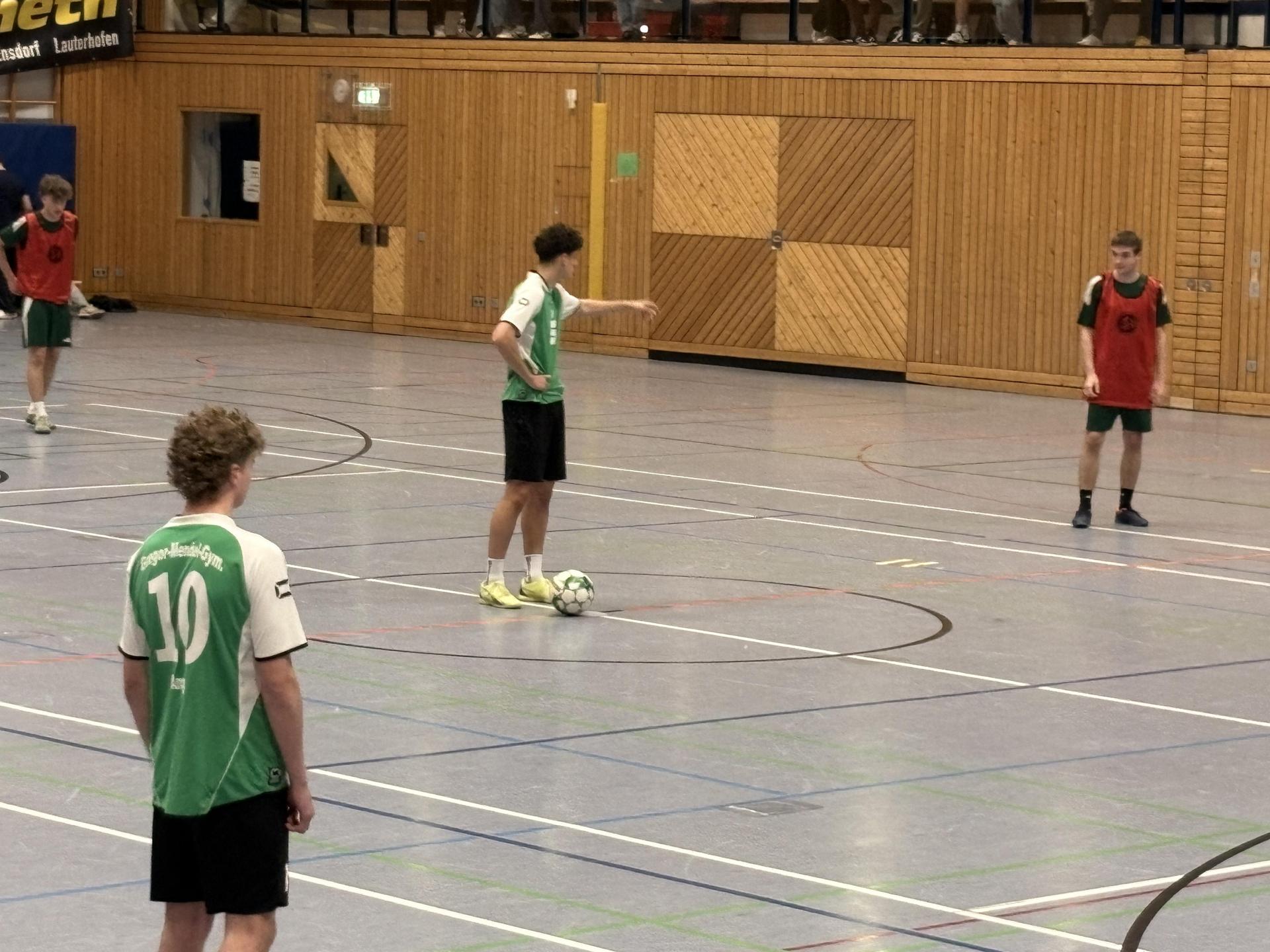 Vor dem Anstoß werden noch taktische Besprechungen durchgeführt. (Bild: Lukas Büchold)