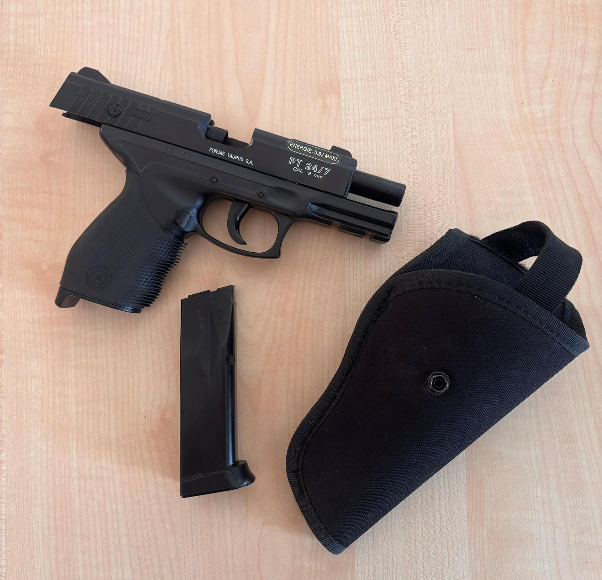 Ein Mann mit einer Waffe sorgt für Aufruhr in einem Regionalexpress nach Amberg. Einem Zugbegleiter fällt der Gegenstand auf, die Polizei rückt an. (Bild: Polizeiinspektion Amberg)
